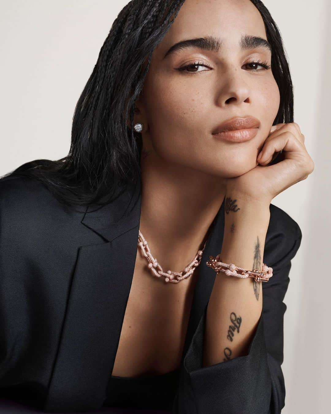 ティファニーさんのインスタグラム写真 - (ティファニーInstagram)「House ambassador Zoë Kravitz is the personification of Tiffany HardWear. Striking and eternally elegant, her go-to favorite collection is as chic as she is. Link in bio. #ThisIsTiffany #TiffanyHardWear #TiffanyAndCo」9月26日 1時32分 - tiffanyandco