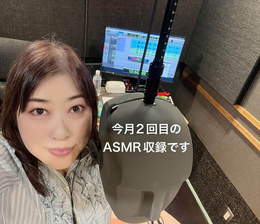 紫苑みやびのインスタグラム：「今月2回目のASMRボイスドラマの収録に行ってきました❣️  今回は踏み台（低いやつ）に乗ったりして。あとはいつものように椅子に座ったり、後ろを向いたり、右耳に寄ったり、左耳に寄ったりしながら収録してきたよ〜  つまり、再生される時はいろんな位置から声が聞こえてくるって訳w  昨今のボイスドラマってこんな風にバイノーラル録音が主流になってるそうねー。  移動する時、膝がパキって鳴ってしまったりで、やばーい😅 なんせ高性能マイクなので、音が拾われてしまうとNGになっちゃうの。  スタジオさんにドルチェグストが置いてあって、喉休めにミルクティーをいただきました。こういうの置いてくれてると嬉しい💓  今日の収録で、一旦スタジオさんでの収録予定は完了！あとは宅録やらねばです。  そうだ、忘れてた訳ではないけれど、RSP98の投稿もしなくちゃなのでした‼️  #おしごと #音声収録 #asmr #asmrボイス #asmr収録 #ku100 #ku100レコーディング　#ボイスドラマ #ボイスドラマ収録 #声優 #紫苑みやび #フォロワーさん募集中」