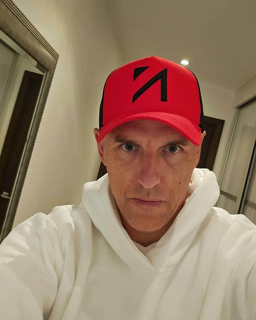 フィリップ・ネヴィルさんのインスタグラム写真 - (フィリップ・ネヴィルInstagram)「@manchesterunited Legend @philipneville18 wearing the new Red and Black Signature N cap Online Now🔥」9月26日 1時44分 - philipneville18