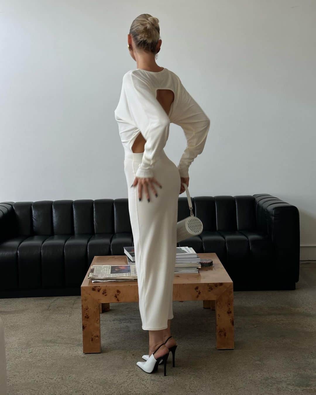 エルザ・ホスクのインスタグラム：「Wearing the @helsastudio open back dress that sold out the day it dropped but it’s up for pre-order now 🤍  on @fwrd & @revolve」