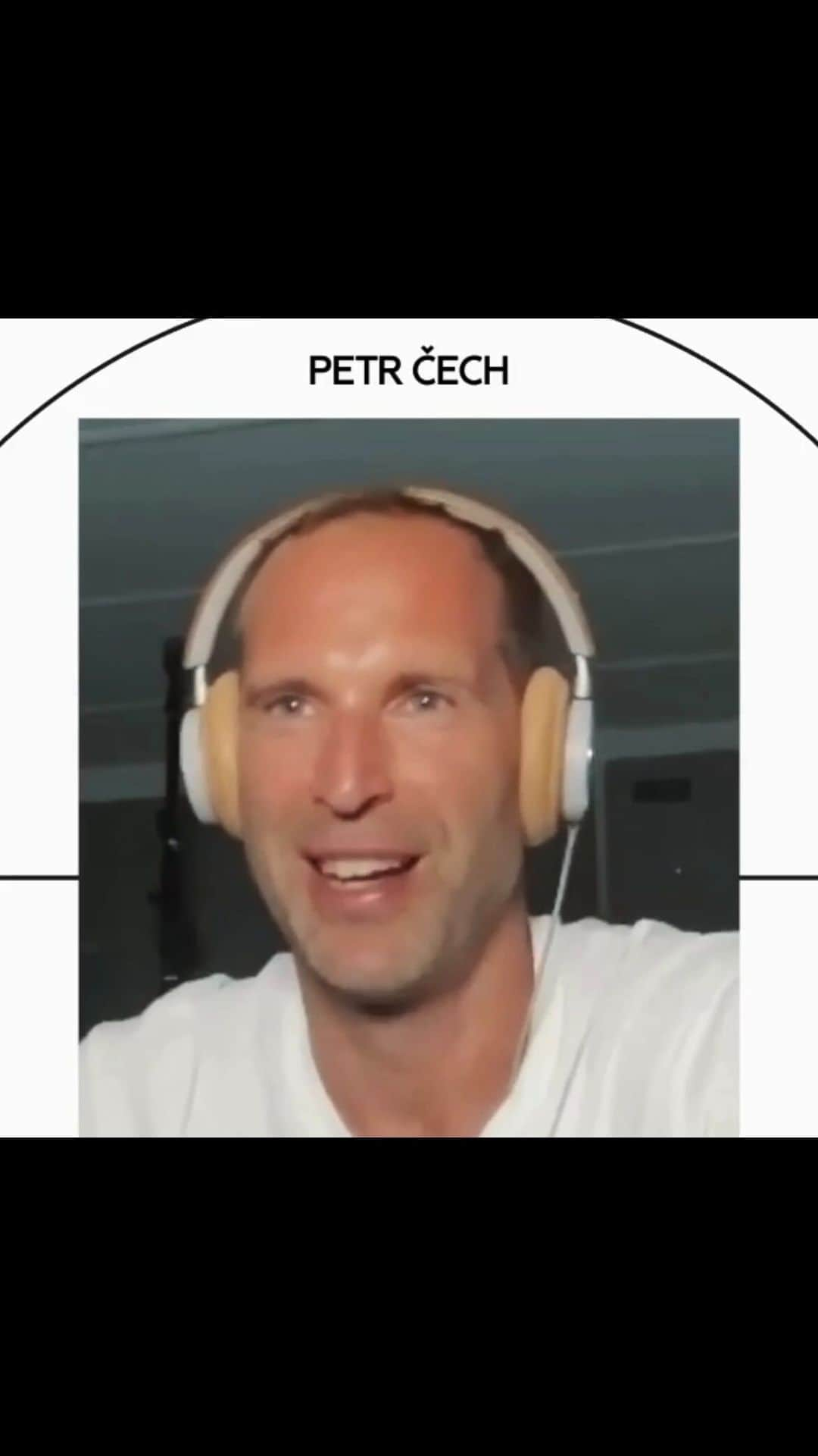 ペトル・チェフのインスタグラム：「Být nejlepší v tom, co zrovna děláš 🙏 Klobouček před PETREM ČECHEM (@petrcech) 🎩⤵️ Celá epizoda na Herohero 💣💥 #bombyktyci #petrcech」