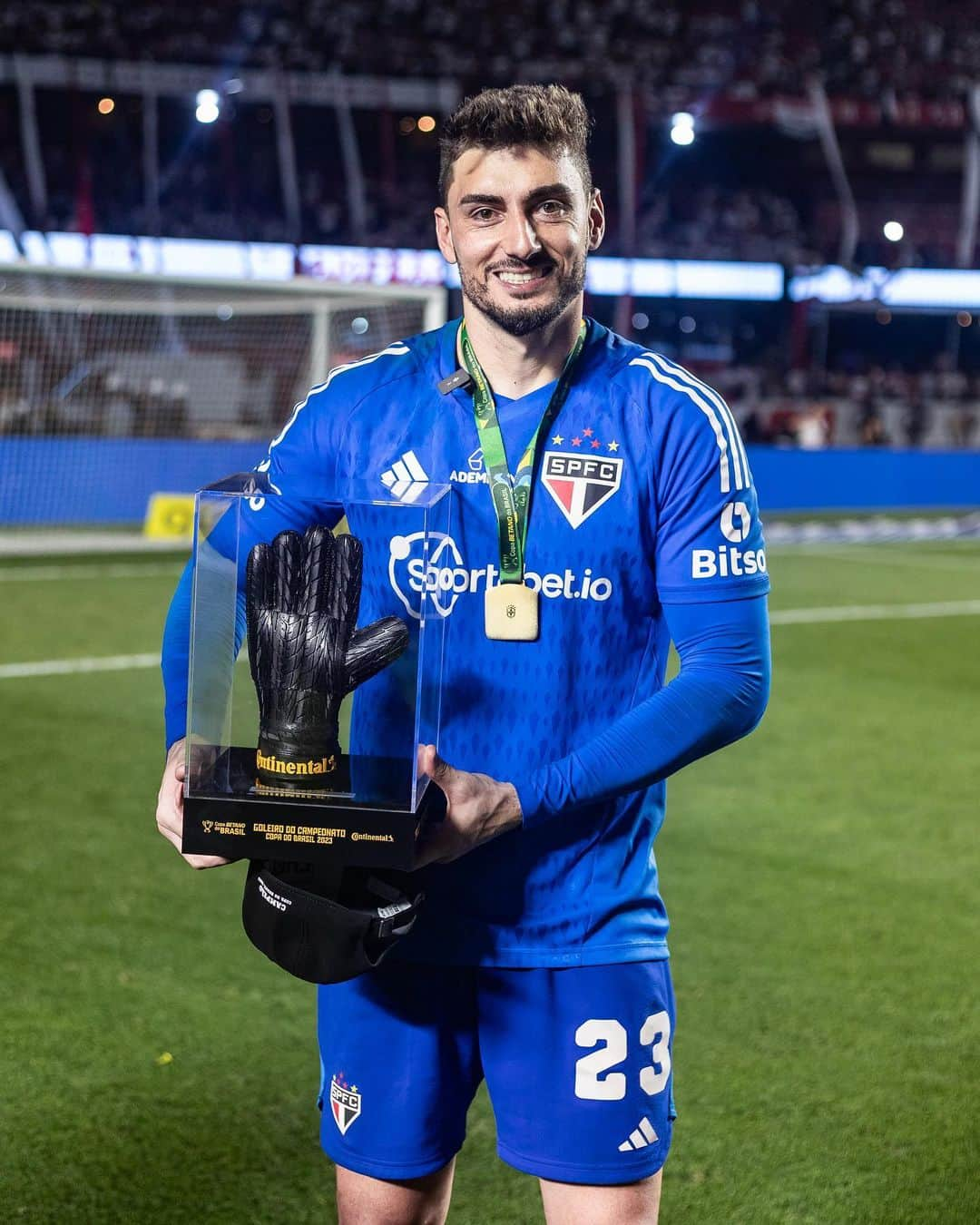 São Paulo FCさんのインスタグラム写真 - (São Paulo FCInstagram)「Campeão e melhor goleiro da Copa do Brasil 🤩🏆  É RAFAEL!   #CampeãoPorInteiro #VamosSãoPaulo 🇾🇪  📸 Diogo Reis」9月26日 1時46分 - saopaulofc