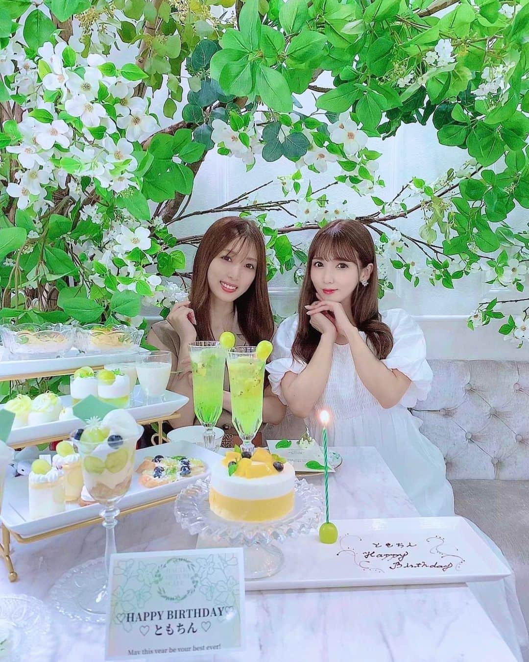 友田彩也香のインスタグラム：「💚🤍うのとも🤍💚 ⁡ 宇野ちゃんがサプライズでお誕生日お祝いしてくれたの💚🥹🥂🪽 ⁡ 宇野ちゃんありがとう🥺だいすき😏🫰🏻」