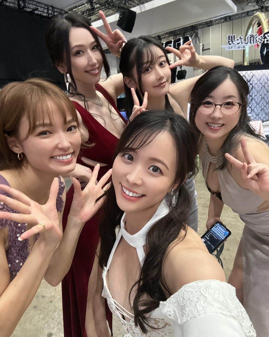 佐山愛さんのインスタグラム写真 - (佐山愛Instagram)「❤︎  東京ゲームショウ2023、お疲れ様&ありがとうございました！ SEGAのステージでは『龍が如く7外伝 名を消した男』で生キャバ嬢として出演するみんなとランウェイしたり、フォトスポットで撮影会したり、めちゃくちゃ楽しかったーーーっ♪♪ 試遊してるときにランウェイ始まっちゃって、ゲームプレイしたい気持ちとステージ見たい気持ちとで忙しかった方も多かったみたい🤣ありがたや〜笑笑  20日のTGS PARTYから始まり、TGSビジネスデイ2日間&一般デイ2日間で、計5日間ずっと生キャバ嬢のみんなと一緒だったんだけど、ほんとこの5人で良かったなぁとしみじみ🥹💕 これまで佐山愛として公の場に5日連続で稼働したことってないから疲労やばそうだなと思ったし実際最終日にはメイクでカバーできないくらいのクマができて震えたけど、ksonさん、こころちゃん、あいちゃん、あゆちゃん。大好きなこの4人とだからこそ見れた景色や感動があって、おかげさまで5日間フルパワーで頑張れました❤️みんなありがとーーー😘  まだ詳細は出てないけど、全国試遊会が予定されてるらしく私たちも行きたいーーー！！！と猛アピールしてるので、もしかしたら地方のどこかお邪魔できるかも？？？そのときはまたよろしくお願いします！！  #TGS2023 #龍が如く #生キャバ嬢 #kson #中山こころ #要あい #清流あゆ」9月26日 12時40分 - ai_sayama0108