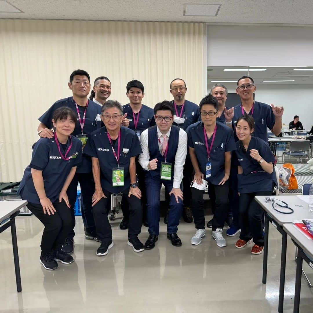 のインスタグラム：「RIZIN.44を御視聴頂きありがとうございました！いや～、興奮越え！大興奮なんて言葉ではなくもっと上の上の上の高ぶりです！ファイターの皆さんが織り成す戦いの物語は鼓動、心臓の動きを感じさせてくれますね。参戦した全ファイターの皆さん、ありがとうございました！本当にお疲れ様でした！格闘技を愛しファイターの安全を守るドクター陣の皆さんと撮影しました！#RIZIN #格闘技 #鈴木芳彦」