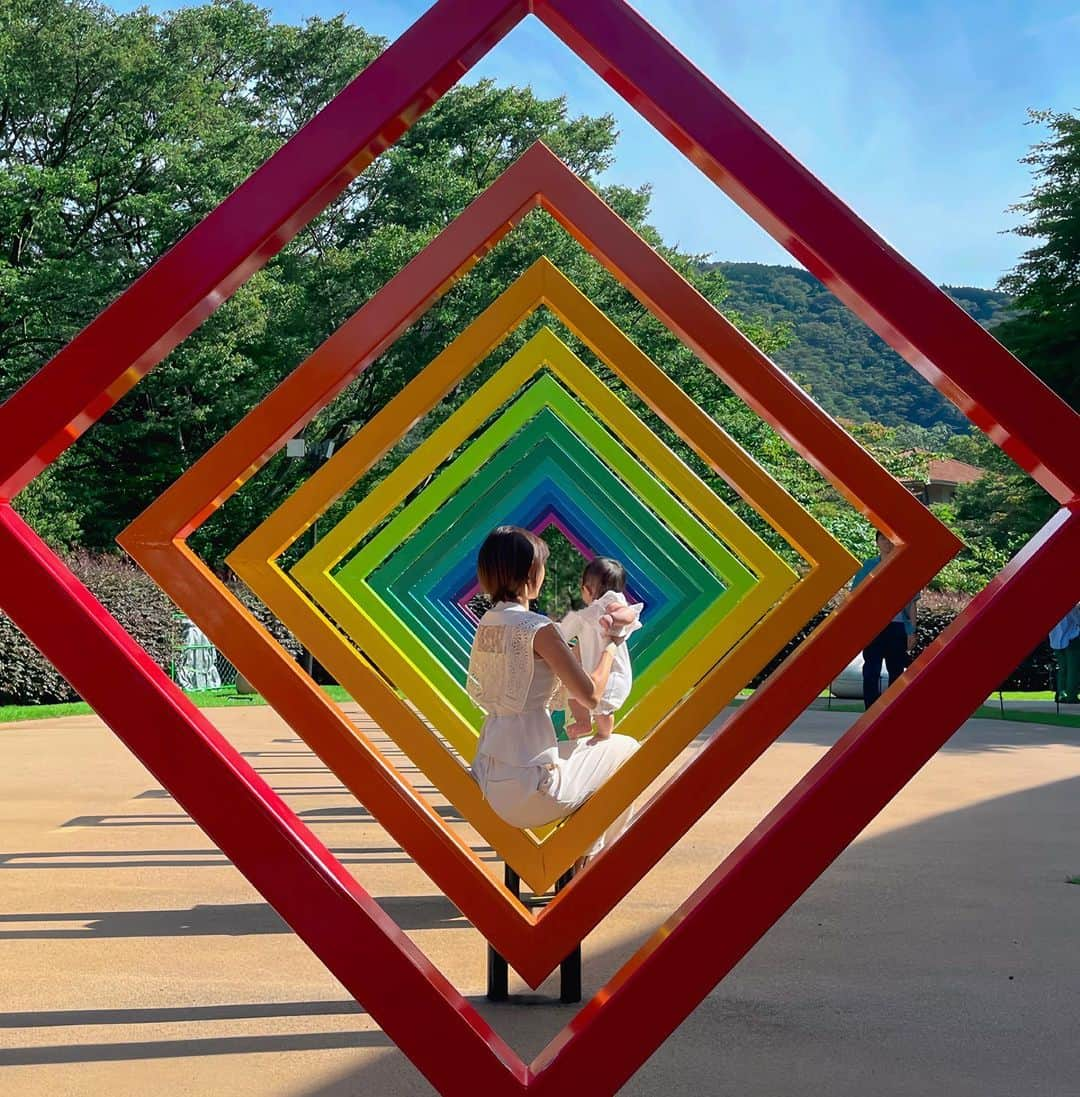 粕谷聡子のインスタグラム：「📍 @thehakoneopenairmuseum   ベビーカーコースもあってスムーズに館内回れて、子連れお出掛けにとってもおすすめの美術館でした♬✨  #箱根彫刻の森美術館  #子連れ旅行  #子連れお出かけスポット _____________________________________Satoko___★*  #親子コーデ #リンクコーデ #親子リンクコーデ #白コーデ #オールホワイトコーデ #おにぎりちゃんのOOTD #tokyo #japan #dancer #댄서 #気象予報士 #筋トレ女子 #weatherforecaster #nodancenolife #スポーツ女子 #workout #fitness #fitgirl #abs #japanese #selfie #셀카 #satokokasuya #粕谷聡子」