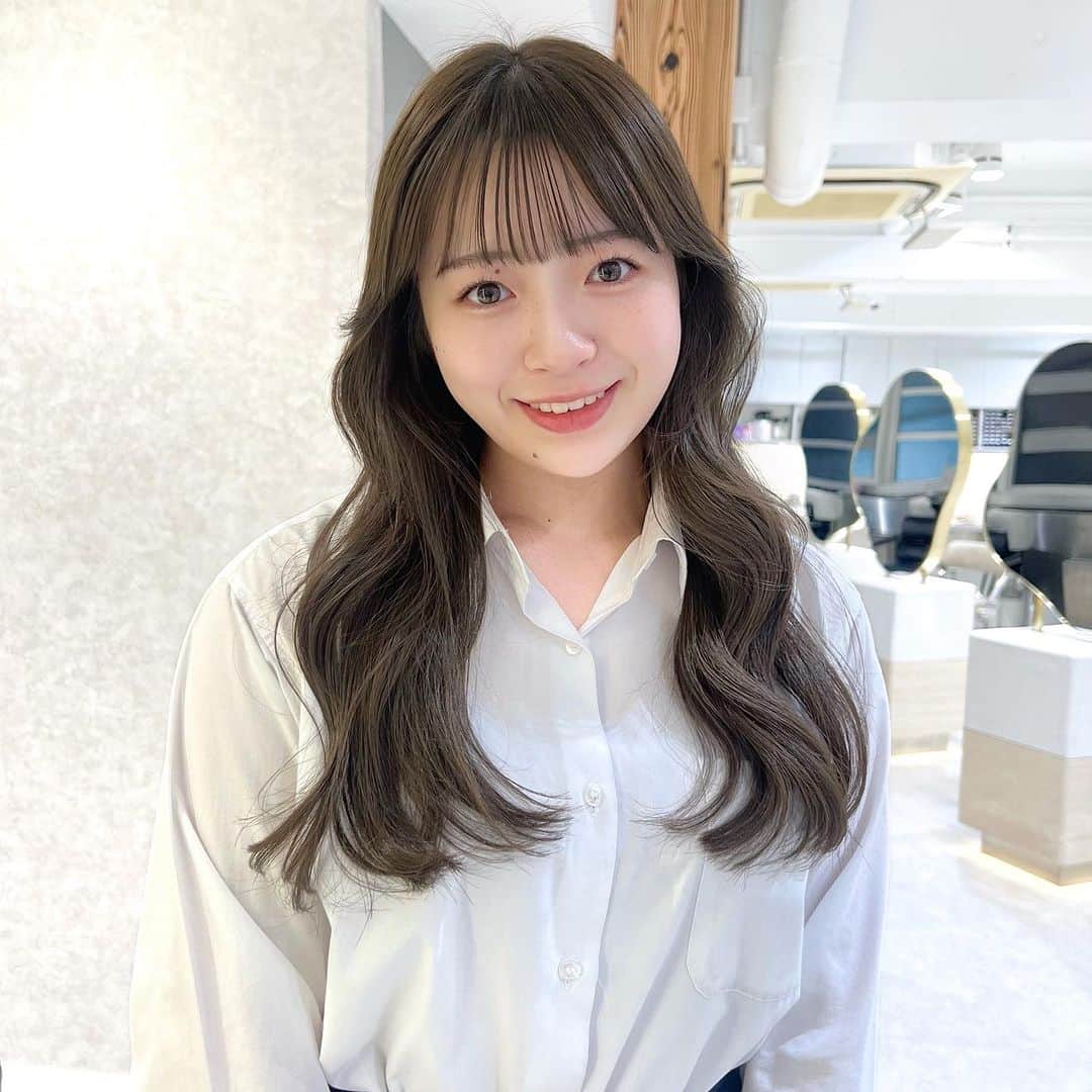 古賀美紀のインスタグラム：「可愛い高校生のasuka chan #初カラー  任せていただきました🥰❤️  #ブリーチなし でできる  「 #オリーブベージュ ❤︎」  現在の明るさより明るくしたい方、地毛からのカラーのお客様はダブルケアカラー  選択お願いします♡  【set menu】 ♡前髪カット＋ケアカラー ¥14000~  ♡バングカット顔周り＋プレミアムケアカラー ¥16200~  ♡カット＋ケアカラー ¥16100~  ♡カット＋プレミアムケアカラー¥18300~  ♡カット＋ダブルケアカラー ¥25300~  ♡ケアカラー＋トリートメント　¥18400~  ♡プレミアムケアカラー＋トリートメント　¥20600~  ※top stylist指名料＋500 ※カットなしのメニューの場合 シャンプーブロー代¥2700 ※学割10%off  〜はレングス料金含む」