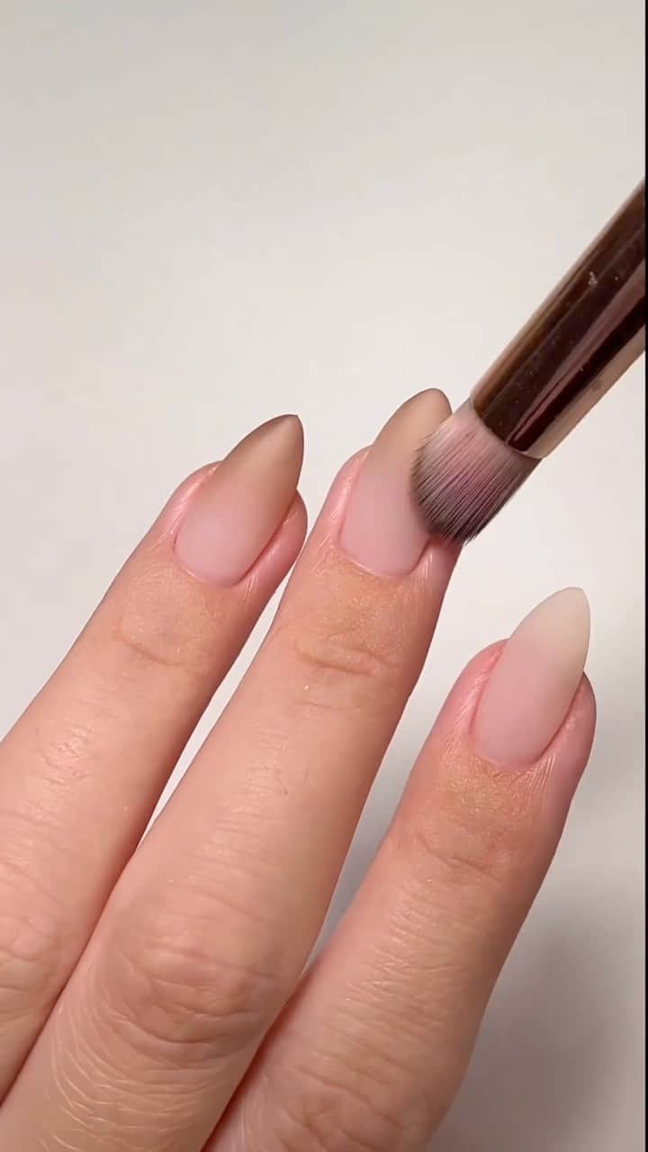Anastasia Beverly Hillsのインスタグラム：「Your sign to use your Powder Contour Kit for the perfect brown ombré nail 🤎   📸: @nailartbydaisy (she/her)   #AnastasiaBeverlyHills」