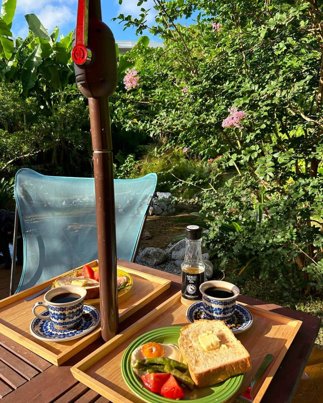 ANNA のインスタグラム：「今朝はお庭で朝食を食べました☀️  1歳3ヶ月になった娘は食べる量も増えてきて大変💦 一日中キッチンにいる感じ😅 なので今日は食後のデザートはthe kindestからリリースされたばかりの、1歳からずっとおいしく飲める「スムージーレンジャー」を😋🍎  なるべく手作りで、自分で選んだ食材をあげたい私ですが、たまには既製品に頼って息抜きさせてもらいます🫶 カインデストさん、束の間の休息をありがとー💛  ▼スムージーレンジャー▼  ＼野菜と果物 そのままぎゅっ／ ✅果物・野菜のおいしさそのまま🥬 ✅おいしく栄養補給🍊 ✅甘味料・香料・保存料・着色料不使用🍎 ✅ご飯でもおやつでもお出かけ中も！いろんなシーンで活躍🫐 ✅味や栄養にこだわって、5つのフレーバーを用意🍌  #PR #kinedest #カインデスト #スムージーレンジャー　#離乳食 #ベビーフード #1歳女の子ママ #2拠点生活 #ママの休息 #お庭で朝食」