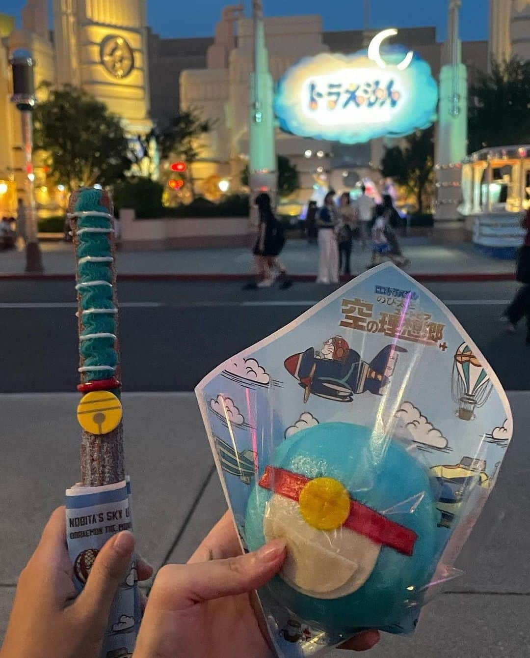 しゅがーのインスタグラム：「また、時差すぎごめん！ ドラえもん(=ﾟДﾟ=)  #usj #ユニバ #ドラえもん」