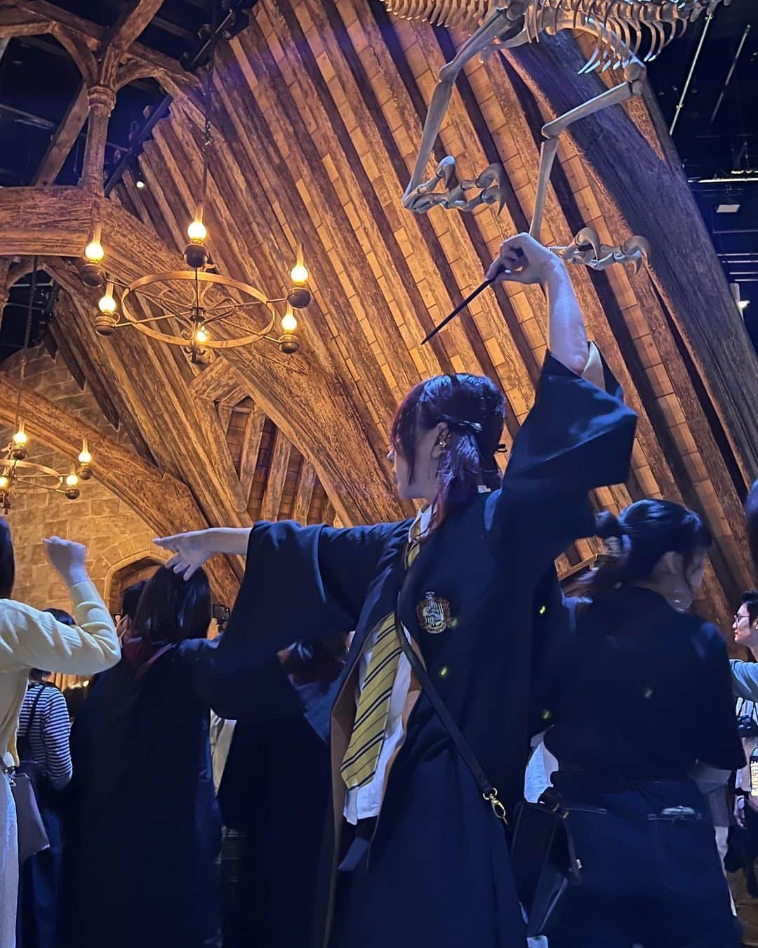 AMOさんのインスタグラム写真 - (AMOInstagram)「賢者の石の映画が公開された当時、 わたしはハリーたちと同じ11歳になる歳だった。 あのとき世界中の子どもたちが熱狂したように、わたしも魔法の世界にそれはそれは夢中になって 自分にもホグワーツから手紙がいつか届くんじゃないかと本気で待っていたよ。 ホグワーツ入学の夢は叶わぬまま大人になってしまったけれど、夢見ていた世界を擬似体験できてうれしいな📚🪽 製作の裏側も細かく知ることができて この作品に携わったひとりひとりの方に拍手を送りたい気持ち... こんな素晴らしい施設を日本に作ってくださりありがとうございます(੭ᵒ̴̶̷̥́ ᵕ ᵒ̴̶̷̣̥̀ᑦ)  #ハリポタツアー #スタジオツアー東京 #WBTourTokyo #スタジオツアー #StudioTourTokyo #HarryPotterTour」9月26日 11時17分 - amo_whale