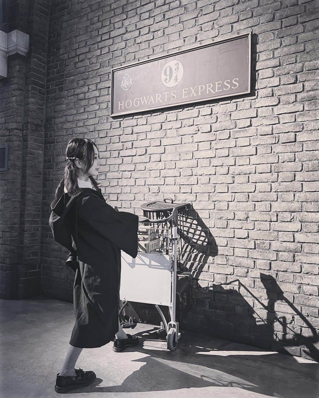 AMOさんのインスタグラム写真 - (AMOInstagram)「賢者の石の映画が公開された当時、 わたしはハリーたちと同じ11歳になる歳だった。 あのとき世界中の子どもたちが熱狂したように、わたしも魔法の世界にそれはそれは夢中になって 自分にもホグワーツから手紙がいつか届くんじゃないかと本気で待っていたよ。 ホグワーツ入学の夢は叶わぬまま大人になってしまったけれど、夢見ていた世界を擬似体験できてうれしいな📚🪽 製作の裏側も細かく知ることができて この作品に携わったひとりひとりの方に拍手を送りたい気持ち... こんな素晴らしい施設を日本に作ってくださりありがとうございます(੭ᵒ̴̶̷̥́ ᵕ ᵒ̴̶̷̣̥̀ᑦ)  #ハリポタツアー #スタジオツアー東京 #WBTourTokyo #スタジオツアー #StudioTourTokyo #HarryPotterTour」9月26日 11時17分 - amo_whale