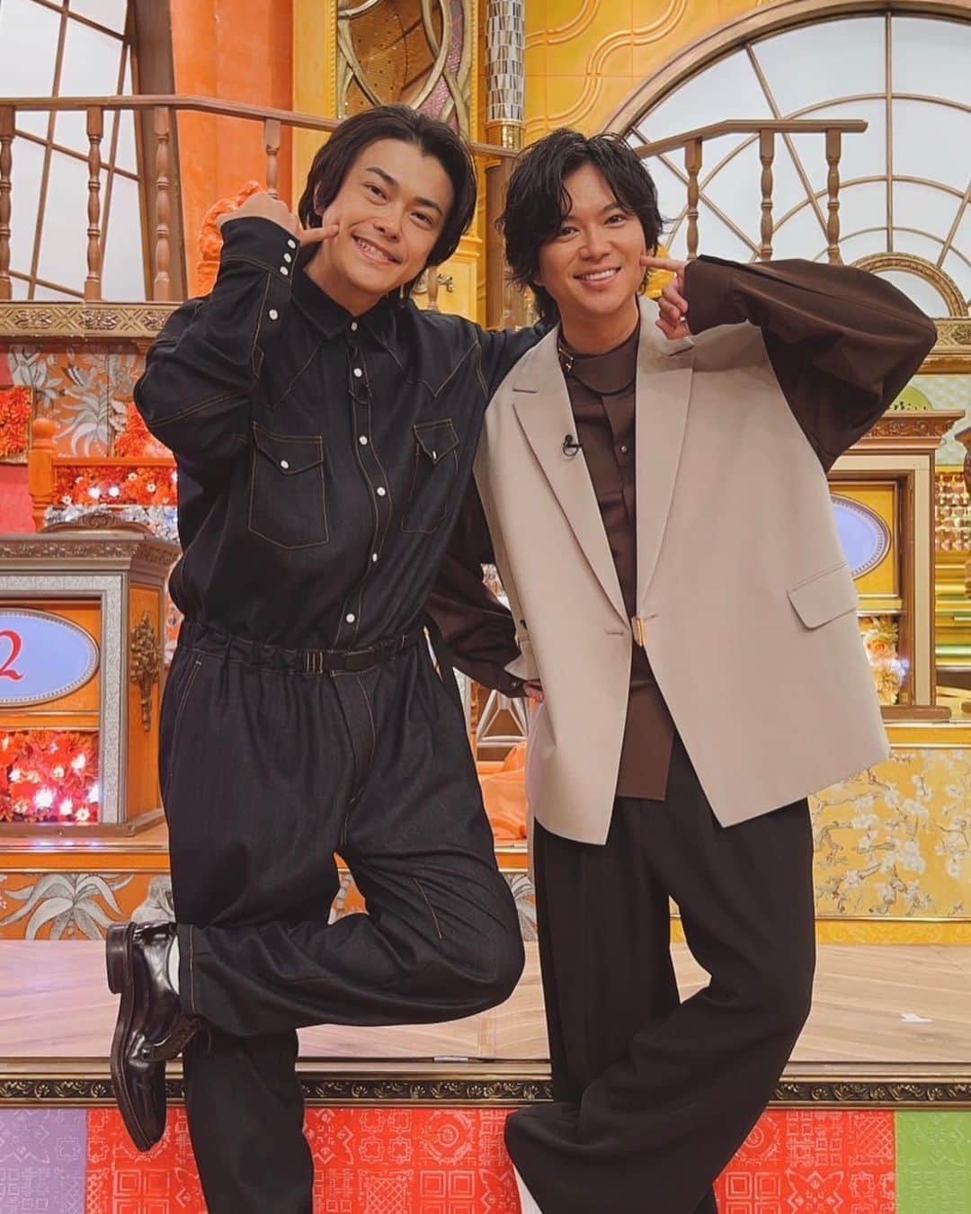 勝地涼のインスタグラム：「今夜はナゾトレ！ 夜7時からです！ やっとシゲと出れた！ シーズンレギュラーなのに いっぱい代打で出てもらい 結局俺は4回でシゲが5回。 俺より出ることになってしまって申し訳ないね、笑  全力メイキング以外での共演は初めてだったからスタジオで会った時なんか恥ずかしかったわ。 またこれからも何かしらで共演できたら嬉しいね。  シゲの本楽しみだ。📗 「なれのはて」 舞台落ち着いたらゆっくり読むね。 いつも前向きに穏やかにいれるのはシゲのおかげだよ。 おれもいい影響を与えられるようにがんばるよ。  いつもありがとう しげかとう かとうりょう🦦💚🦦  今回でシーズンレギュラー最後でした。 バラエティでレギュラーみたいなの初めてだったのでうれしかったなぁ ナゾトレさん本当に楽しい時間をありがとうございました！ またゲストで呼んでもらえるように頑張ります！  収録後に阿部亮平くんが楽屋にきてくれて 最終回おつかれさまでした、 そして遅れてしまったけど誕生日おめでとうございますってプレゼントをくれた🎁🍳🧂 そしてCDも頂きました。 なんて、出来た子なのだ。 おじさん涙ちょちょぎれよ😢 ありがとう💚  @shigeaki_kato___j」