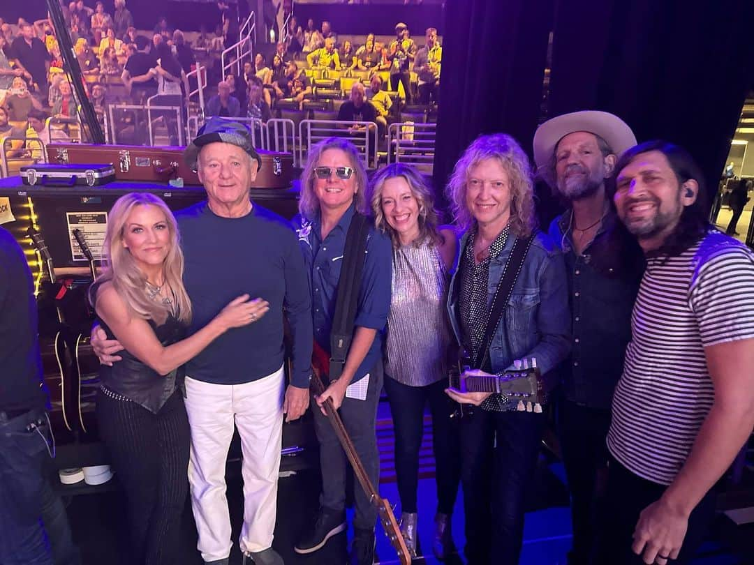 シェリル・クロウのインスタグラム：「What a weekend!  Fun nights at @crossroadsguitarfestival with long time friend Bill Murray  …and hero @tajmahalblues  …playing with @johnmayer is always a treat but the backstage hang is the best!!  These women blew my mind last night! INCREDIBLE!! @mollytuttle and @sierradawnhull.」