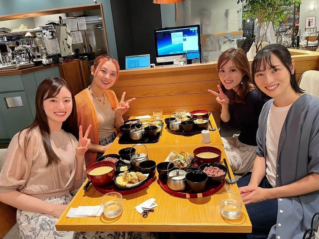 蒼真せれんさんのインスタグラム写真 - (蒼真せれんInstagram)「同期と和食ランチ &スタバでティータイム をしました🍽️☕️❤️  りら（華雪りら） たもさん（澄月菜音） かなみ（周旺真広） と、4人で☺️  懐かしいトークや 最近の色々な話で とっても盛り上がって 楽しかったです✨  そして りらに素敵なお祝いを頂き、 たもさんにお土産を 頂きました❤️  ありがとう☺️  さらに、たもさんが ベビーのイラストを描いてくれました😍 そちらはストーリーと ブログに載せてます☀️  楽しいひとときを 過ごさせてもらいました🍀  定期的に会えて嬉しい🥰  #同期 #98期 #宝塚  #華雪りら  #澄月菜音  #周旺真広  #ランチ #ティータイム  #蒼真せれん」9月26日 11時21分 - seren.soma