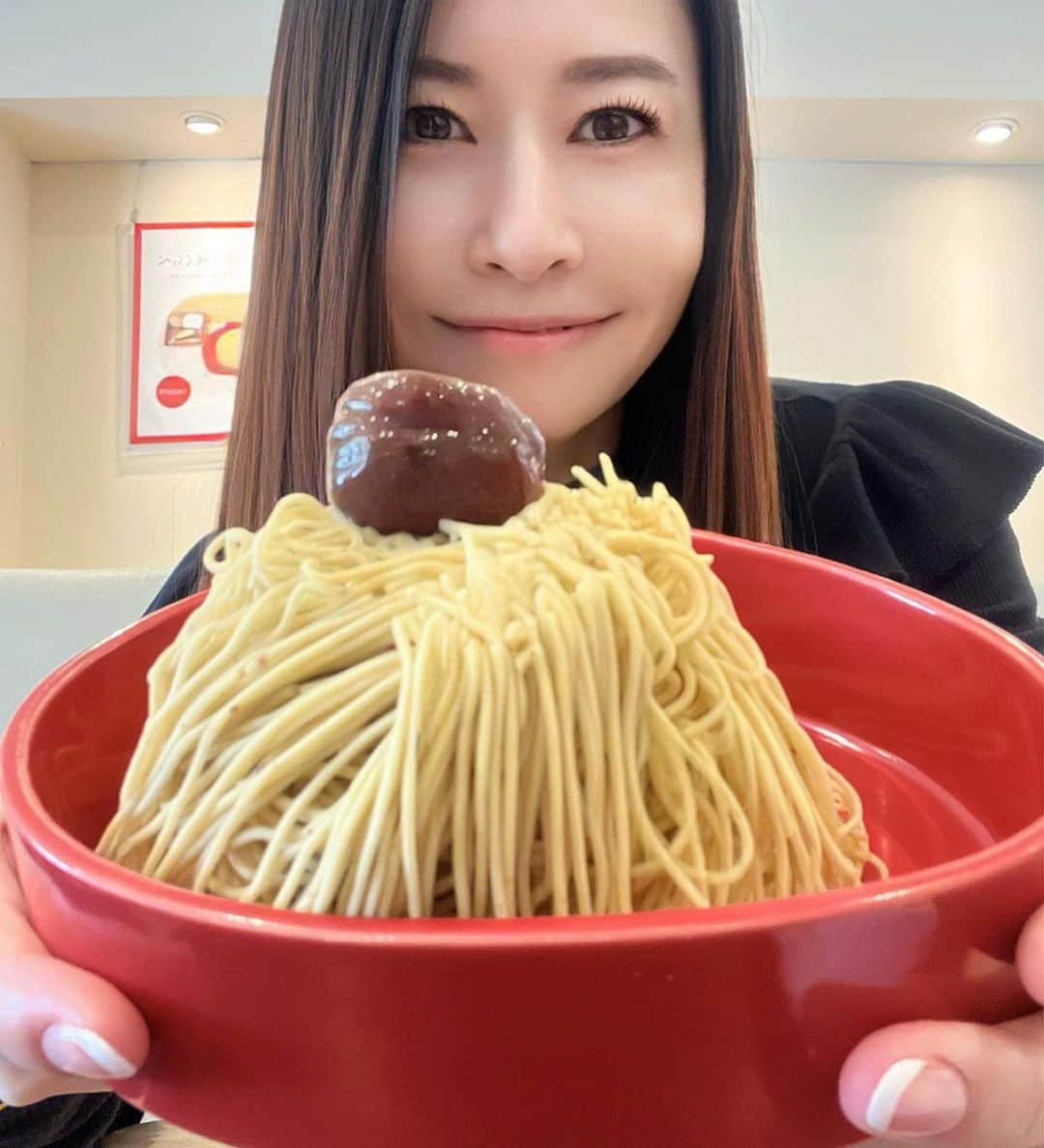 小鳥寿未代のインスタグラム：「川上屋の栗一筋に 今年は何回食べるのか🤣  毎日栗🌰のお菓子を食べて… 少し飽き気味かなぁ…  と、思いつつも 食べに行く… やっぱり美味しい😋  #川上屋  #栗一筋  #栗  #栗スイーツ  #栗きんとん  #栗ご飯  #栗好き  #栗のお菓子  #モンブラン  #モンブランパフェ  #モンブラン好き  #モンブランケーキ  #秋  #スイーツ  #スイーツ巡り  #スイーツ部  #岐阜  #岐阜グルメ  #インフルエンサー」