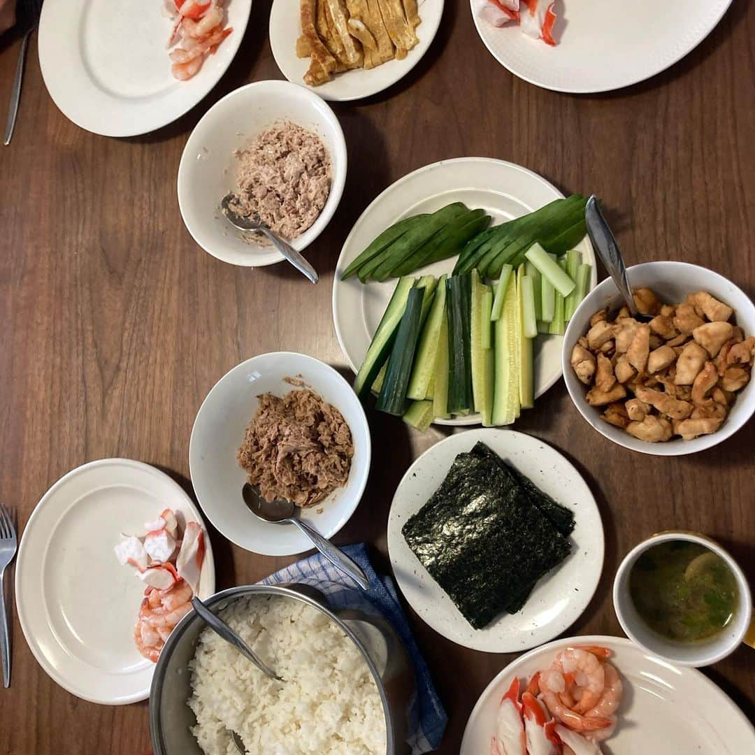 大村 奈央さんのインスタグラム写真 - (大村 奈央Instagram)「#遠征ご飯 なに作ってるのの答えはこんな感じ👩‍🍳 1、各国各ホテルいろんなキッチンあってたのしい〜 2〜4、オーブンでお肉と野菜を一緒にグリルすれば栄養満点簡単ワンプレート 5、時間がない日の救世主はシーフードパスタ 6、日本が恋しくなってきたらみんな喜ぶ手巻き寿司 7-9、波がない日やみんな疲れが溜まってる日は、お手伝いしてもらえるメニュー（トマトファシル、ミートボール、餃子）  私も試合出てるし練習しながらだから、波がある日ない日、みんなが手伝ってくれやすい日、日本食が恋しくなる頃など、色んなことを感じながら、できるだけ楽しくて栄養満点メニューな毎日になるように💭 #食生活アドバイザー #オーブン料理 #遠征 #遠征ごはん」9月26日 11時25分 - naoomura