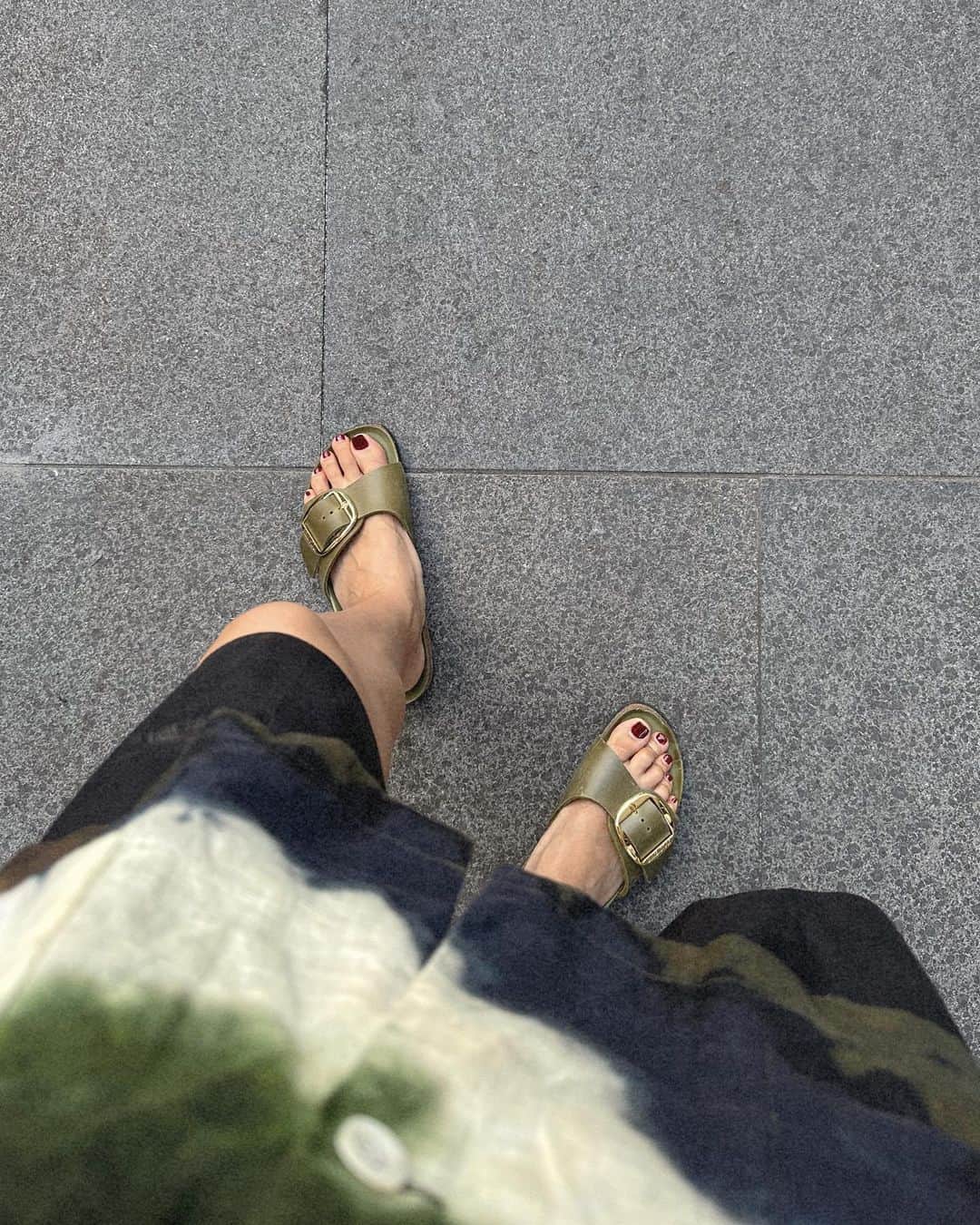 永田杏奈のインスタグラム：「・ 日が短くなったり、西日が強くなったり秋の訪れを感じるものの、最高気温は30度でまだまだ暑い香港☀️  東京だったら秋のファッションを意識して既に脱サンダルかもしれませんが湿度の高い香港ではそんなの無理🫠  このビルケンは日本でしか売っていなかったので、こないだ東京に帰った時に合わせて購入しておきました。 カーキ×gold金具がツボ🤍  昨日は語学学校のレベルチェックに行ってきて、先生とお話ししただけで楽しかったな~ 来週からの授業が楽しみ！  #まだまだ暑い香港 #birkenstocks  #ビルケン  #ビルケンシュトック」