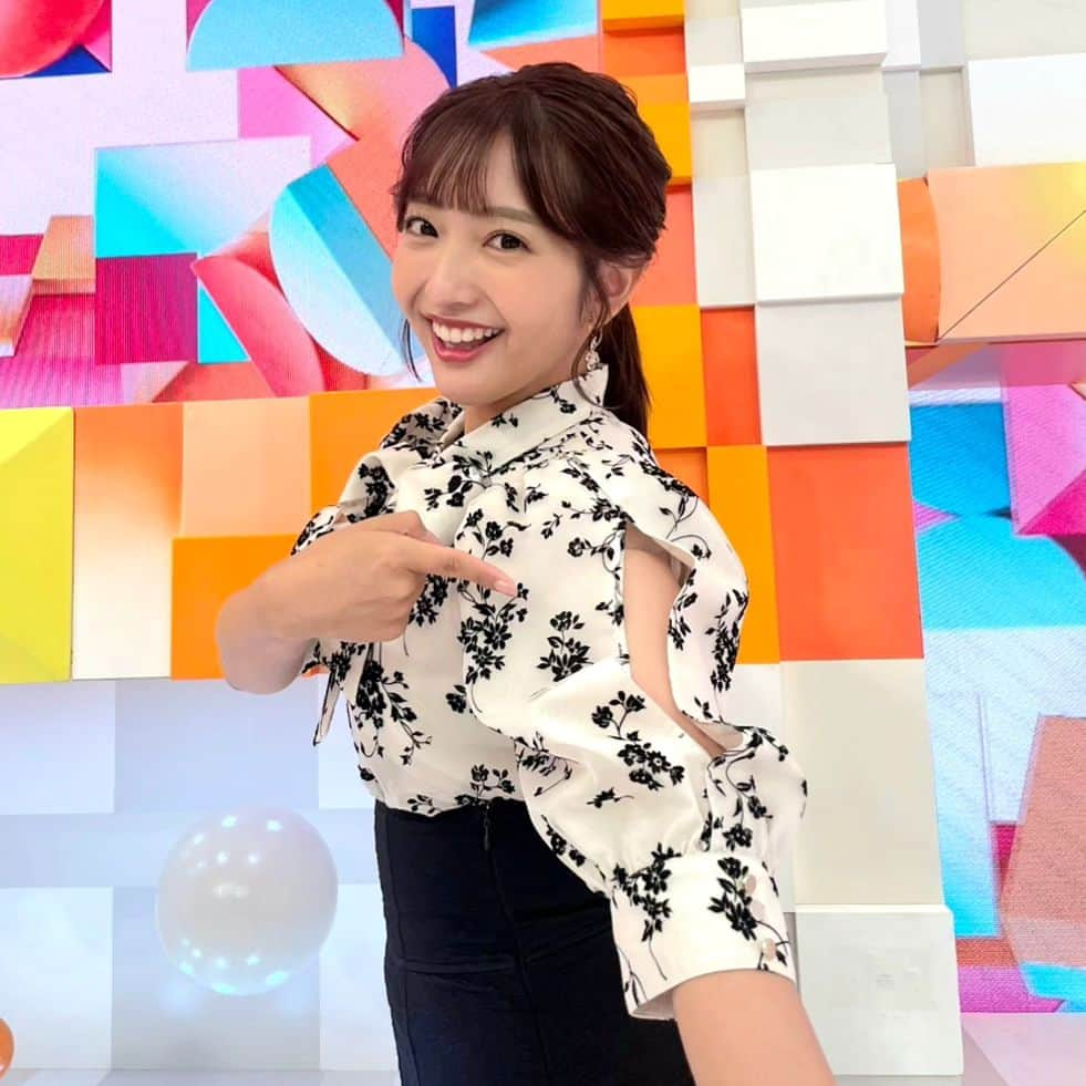 フジテレビ「めざましテレビ」さんのインスタグラム写真 - (フジテレビ「めざましテレビ」Instagram)「まりのです😊  井上キャスターの代行をさせていただきました✨ 三宅アナや生田アナから「なんだかスタジオが騒がしい、、、」と言われながら頑張りました😗  今日の衣装、袖から腕がチラッとしておりました！ オンエア中に気付いたそこのあなた、いいことあるかも💓（特に根拠はありません😗）  #藤本万梨乃 #めざましテレビ」9月26日 11時34分 - mezamashi.tv