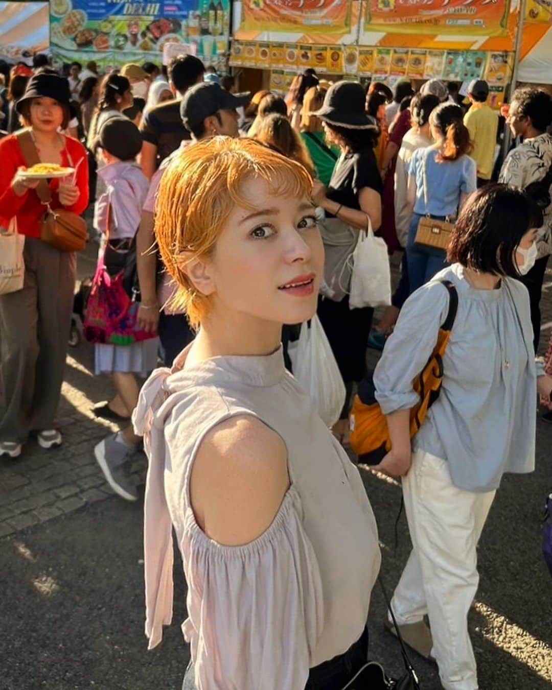 工藤ジェニファー茉侑さんのインスタグラム写真 - (工藤ジェニファー茉侑Instagram)「お散歩日和りの日曜日🍂🌳🍁 @yoyogikoen.today   #代々木公園　 #namasteindia #india #namaste🙏 #インドカレー #インド料理 #インド　#🇮🇳  #ショートヘア #ショートカット #ショートボブ #金髪　#金髪ショート #ショートスタイル #公園コーデ #公園　#代々木公園グルメ #代々木上原 #フェス　#秋コーデ #秋服」9月26日 11時36分 - jennifermayu_s