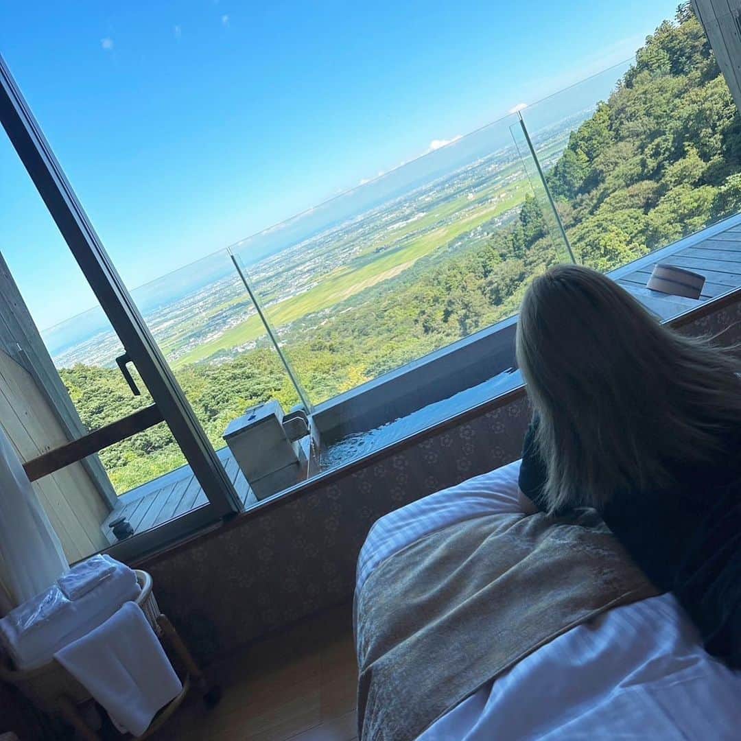 MII MAMAのインスタグラム：「. . . 絶景すぎたっ🥹🩷🌳 #岐阜県 #養老 #遊季の里 #夫婦旅行  —————————————— 🔎White Style mi mama 良かったらチャンネル登録お願いします🙇🏽‍♀️ #YouTube#ユーチューバー#主婦ユーチューバー#MIIMAMA#チャンネル登録お願いします#2児ママ#年子ママ#ギャルママ#ぎゃるまま#アラサーママ#アラサー#30代#30代ママ#ホワイトインテリア#モノトーンインテリア#イチナナ#イチナナライバー#専属ライバー#主婦ライバー#17LIVE#主婦YouTuber#ママYouTuber#ママライバー#幼稚園ママ#小学生ママ」