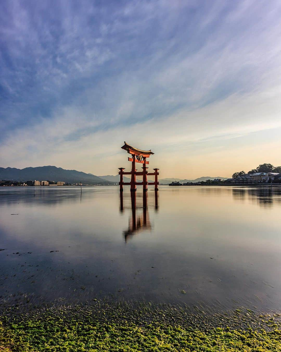 SHOCK EYEのインスタグラム：「早起きは三文の徳✨ 人のいない早朝の厳島神社、、 なんて贅沢な時間だったろう😊  #厳島神社 #世界遺産 #広島 #宮島」