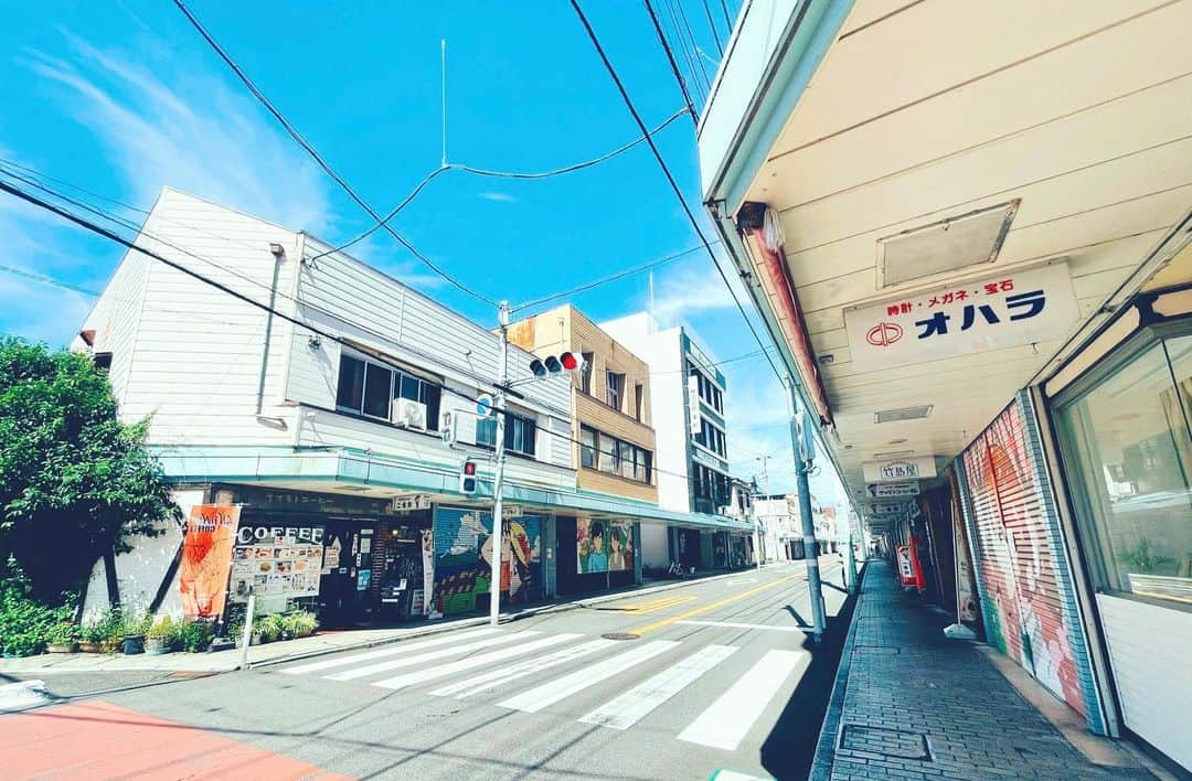 のインスタグラム：「＼イベント出演のお知らせ／  10/29(日)に伊東駅のあんじん通り商店街で行われる、シャッターアート完成1周年記念イベントで、風景画展と弾き語りライブが決定しました！当日は歩行者天国になり、キッチンカーが出たり催し物があったりなど色々と楽しめます♪イベントは10時〜15時。詳細はまた後日お知らせします！  #伊東市 #伊東の暮らし #伊東のいいとこ #わたしといとうと #あんじん通り商店街  #ito #izu #japanview」