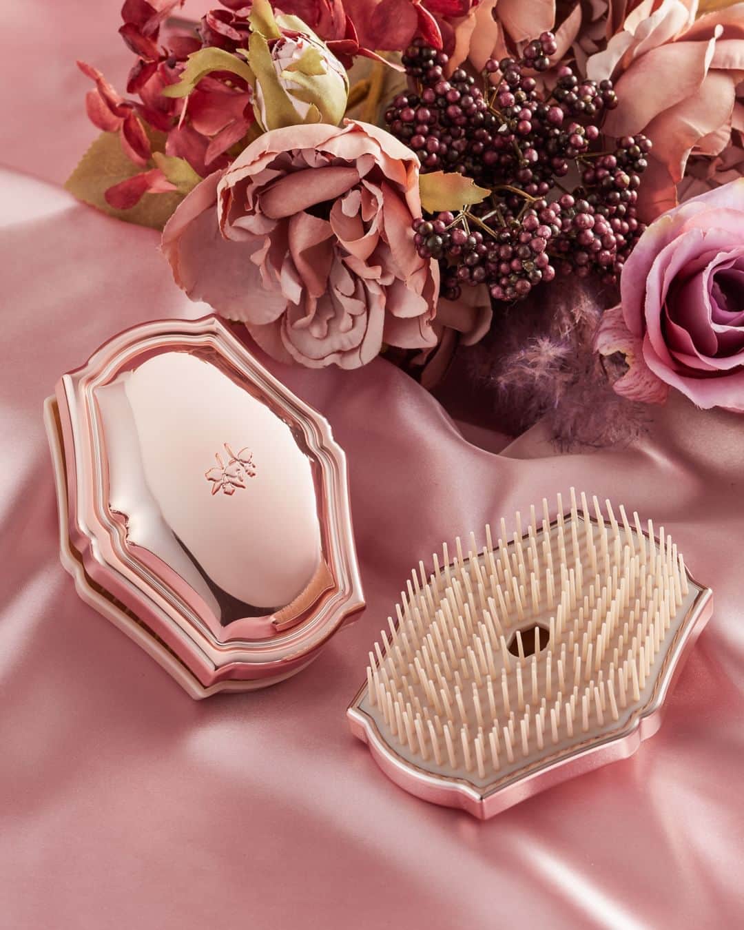 FRAGRANCYのインスタグラム：「.  LAWRENCE シャイニングスルーヘアブラシ ￥1,980(税込)　　  H100×W75×D40mm（本体サイズ）  美しい髪のために開発された美しいブラッシング構造。  ・持ち運びしやすいコンパクトサイズ ・頭皮刺激を低減させる先端構造 ・専用カバー付き  *⑅︎୨୧┈︎┈︎┈︎┈︎┈︎┈︎┈︎┈︎┈︎┈︎┈︎┈︎┈︎┈︎┈︎┈︎┈︎┈︎┈︎୨୧⑅︎*  #fragrancy #japan #fragrance #ロウレンス #lawrence #新商品　#newitem #ヘアブラシ #香りのある暮らし #香りのある生活」