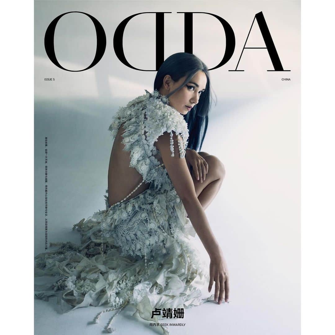 セリーナ・ジェイドのインスタグラム：「Let your uniqueness sparkle and leave a trail of shimmer wherever you go. :) @oddamagazine」