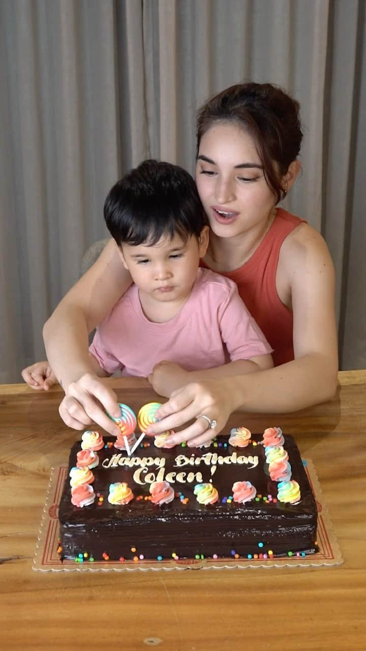 Coleen Garciaのインスタグラム：「It was my birthday last Sundayy and Amari was even more excited than I was. 😄 His favorite part in any birthday party is always the cake! Can you relate? 😂  With the new and improved Red Ribbon Dedication Cake, birthdays are made more colorful. 💕 You get that rich chocolate goodness, with the prettiest of colors! 🌈  #RainbowFilledChocoLoadedBirthdays #RedRibbonRainbowDedicationCake @redribbonbakeshop」