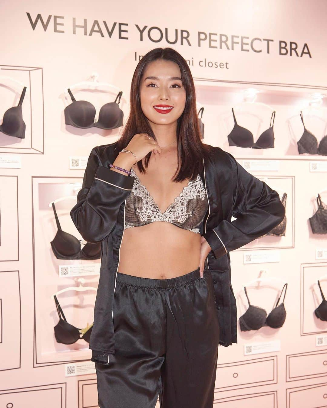 すみれのインスタグラム：「昨日はIntimissimi「WE HAVE YOUR PERFECT BRA」のエキシビションに一歩先に行って来ました！🖤  昔から大好きなインティミッシミのブラ… どれも素敵で凄くフィット感も良くて誰にでもおすすめしたいブラ！👙  本日9/26日から渋谷で、行った方はブラが無料でもらえちゃうチャンスがあるので、皆さんも是非行ってみてね！  #adv #パーフェクトブラを見つけたよ #インティミッシミ #intimissimi #intimissimigirls  @intimissimiofficial」