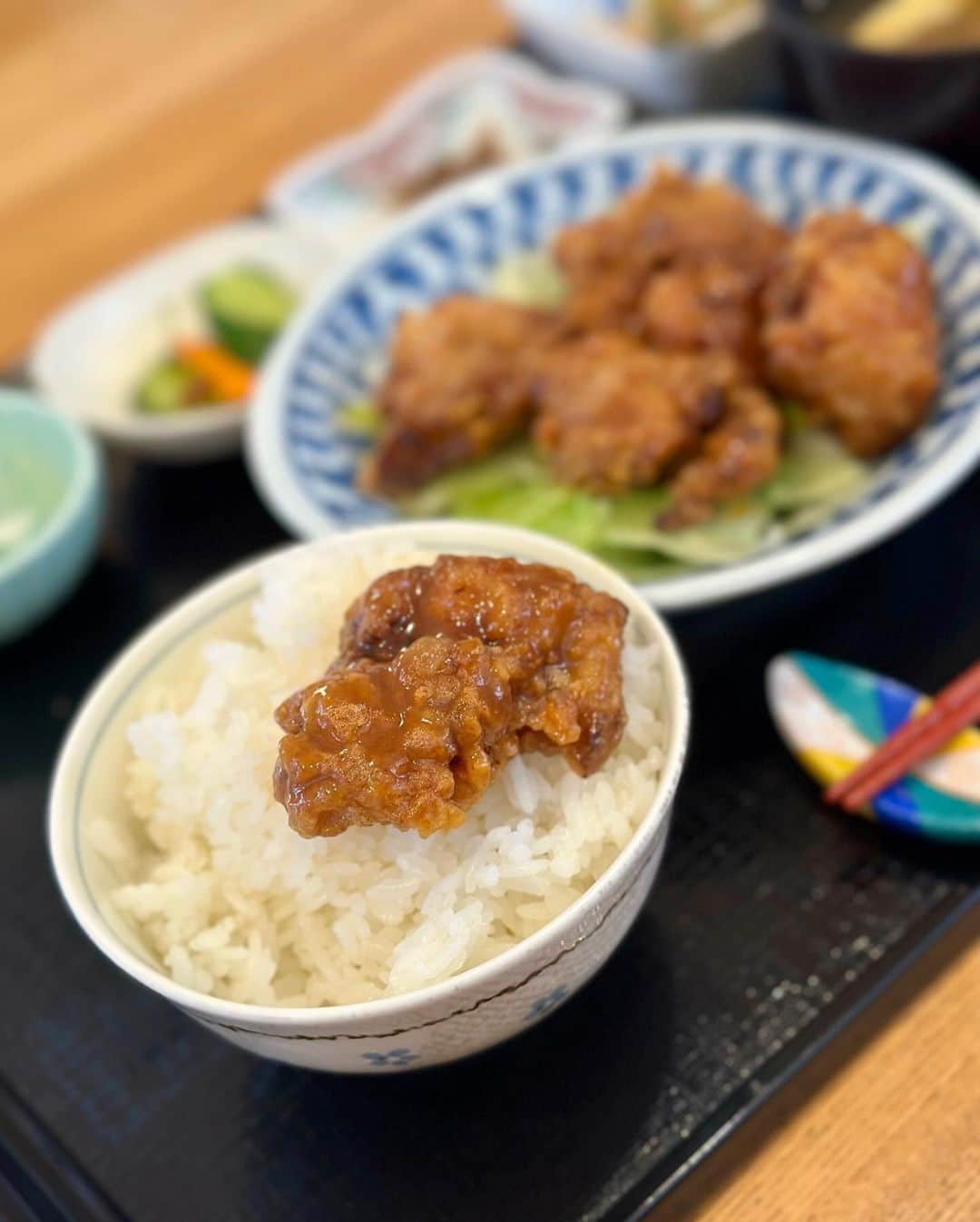 のインスタグラム：「『鶏舎』に行ったら、なんとランチは臨時休業。 気持ちを入れ替えて、この前行ってしょうが焼きが美味しかった近所の『御飯家』に。 またしょうが焼きにしようか迷ったけど、他のメニューも食べてみたくて唐揚げ好きなので「若鶏の唐揚 レモン醤油がらめ」定食。 ⁡ 想像してたよりレモン感な唐揚げ美味しかった！ こちらはご飯と味噌汁が美味しいので最高！  #御飯家 #具義定食2023 #具義池尻大橋2023」