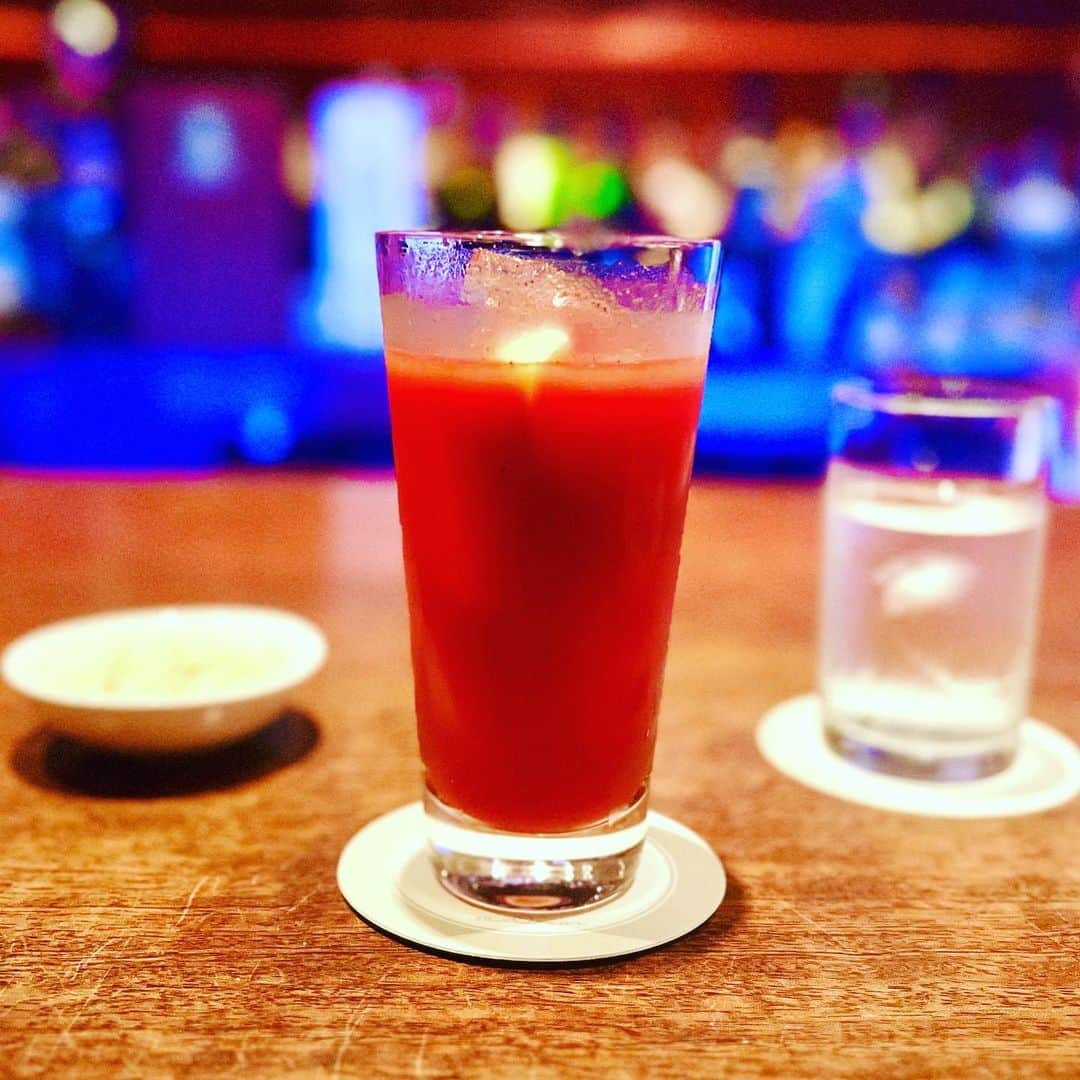松尾貴史さんのインスタグラム写真 - (松尾貴史Instagram)「3ヶ月もの長きにわたってご一緒した「桜の園」スタッフ、キャストの皆さんと解散して、昨夜は福岡で満員御礼のあたたかいお客さんに囲まれて一人喋りの会「松尾貴史の右往左往」も終わり、グロッギーでホテルに戻るも機が騒いで寝付けず、至近距離のバー「オスカー」とバー「粋七」のはしごをしてしまいましたよ。  せっかく博多にいるのだからと、新幹線に乗る前に豚骨ラーメン、という気持ちになれず牛蒡天を。蕎麦だけど。  さよなら福岡、さよなら博多、またすぐ来ます。  モノクロ写真は「桜の園」初演の舞台だそうです。  #桜の園 #松尾貴史の右往左往 #福岡 #博多 #ジュークジョイント #カヨカリ」9月26日 11時48分 - kitsch.matsuo