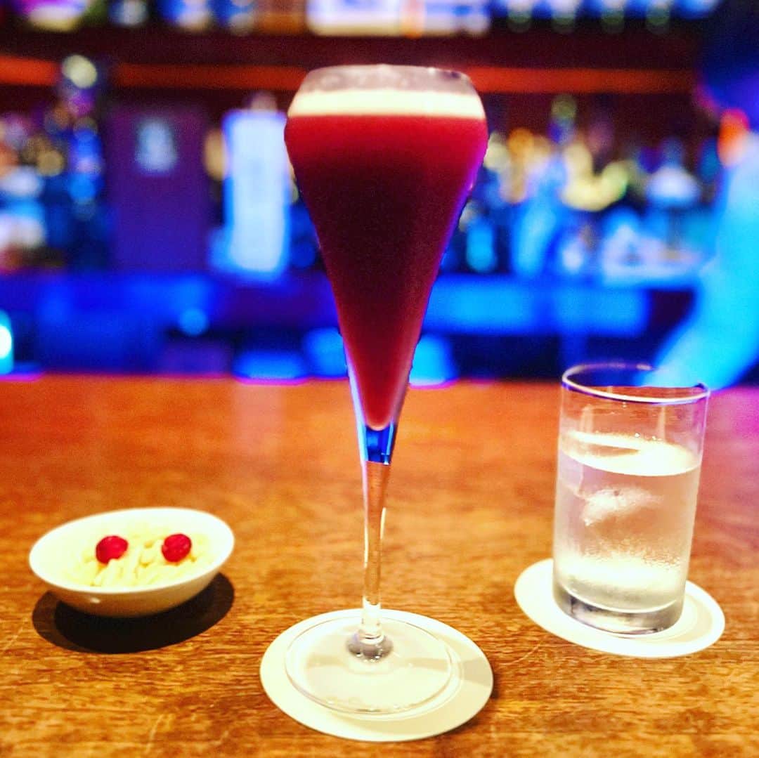 松尾貴史さんのインスタグラム写真 - (松尾貴史Instagram)「3ヶ月もの長きにわたってご一緒した「桜の園」スタッフ、キャストの皆さんと解散して、昨夜は福岡で満員御礼のあたたかいお客さんに囲まれて一人喋りの会「松尾貴史の右往左往」も終わり、グロッギーでホテルに戻るも機が騒いで寝付けず、至近距離のバー「オスカー」とバー「粋七」のはしごをしてしまいましたよ。  せっかく博多にいるのだからと、新幹線に乗る前に豚骨ラーメン、という気持ちになれず牛蒡天を。蕎麦だけど。  さよなら福岡、さよなら博多、またすぐ来ます。  モノクロ写真は「桜の園」初演の舞台だそうです。  #桜の園 #松尾貴史の右往左往 #福岡 #博多 #ジュークジョイント #カヨカリ」9月26日 11時48分 - kitsch.matsuo