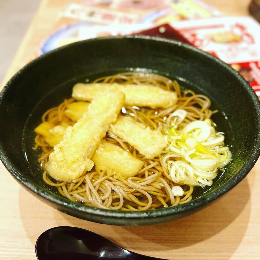 松尾貴史さんのインスタグラム写真 - (松尾貴史Instagram)「3ヶ月もの長きにわたってご一緒した「桜の園」スタッフ、キャストの皆さんと解散して、昨夜は福岡で満員御礼のあたたかいお客さんに囲まれて一人喋りの会「松尾貴史の右往左往」も終わり、グロッギーでホテルに戻るも機が騒いで寝付けず、至近距離のバー「オスカー」とバー「粋七」のはしごをしてしまいましたよ。  せっかく博多にいるのだからと、新幹線に乗る前に豚骨ラーメン、という気持ちになれず牛蒡天を。蕎麦だけど。  さよなら福岡、さよなら博多、またすぐ来ます。  モノクロ写真は「桜の園」初演の舞台だそうです。  #桜の園 #松尾貴史の右往左往 #福岡 #博多 #ジュークジョイント #カヨカリ」9月26日 11時48分 - kitsch.matsuo