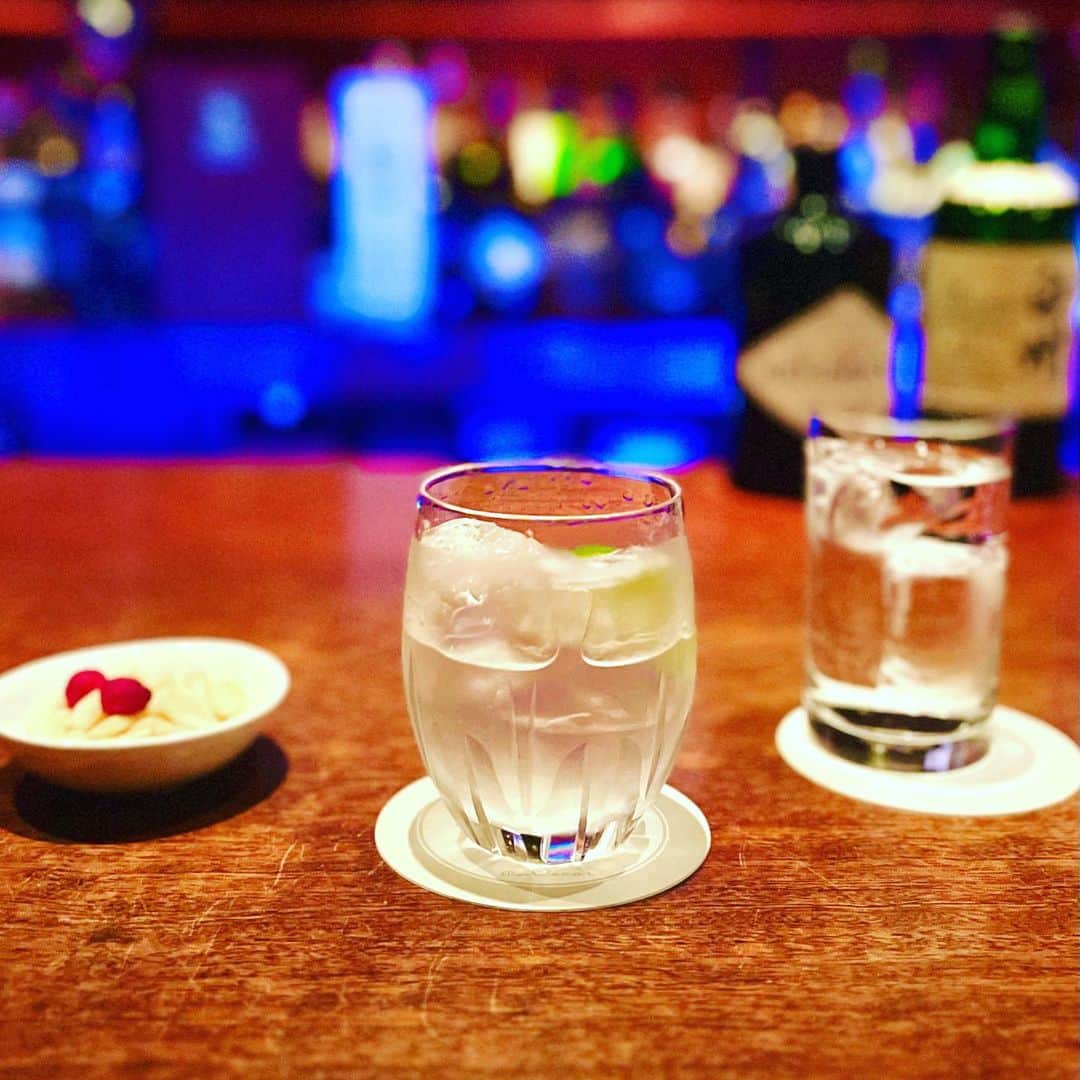 松尾貴史さんのインスタグラム写真 - (松尾貴史Instagram)「3ヶ月もの長きにわたってご一緒した「桜の園」スタッフ、キャストの皆さんと解散して、昨夜は福岡で満員御礼のあたたかいお客さんに囲まれて一人喋りの会「松尾貴史の右往左往」も終わり、グロッギーでホテルに戻るも機が騒いで寝付けず、至近距離のバー「オスカー」とバー「粋七」のはしごをしてしまいましたよ。  せっかく博多にいるのだからと、新幹線に乗る前に豚骨ラーメン、という気持ちになれず牛蒡天を。蕎麦だけど。  さよなら福岡、さよなら博多、またすぐ来ます。  モノクロ写真は「桜の園」初演の舞台だそうです。  #桜の園 #松尾貴史の右往左往 #福岡 #博多 #ジュークジョイント #カヨカリ」9月26日 11時48分 - kitsch.matsuo