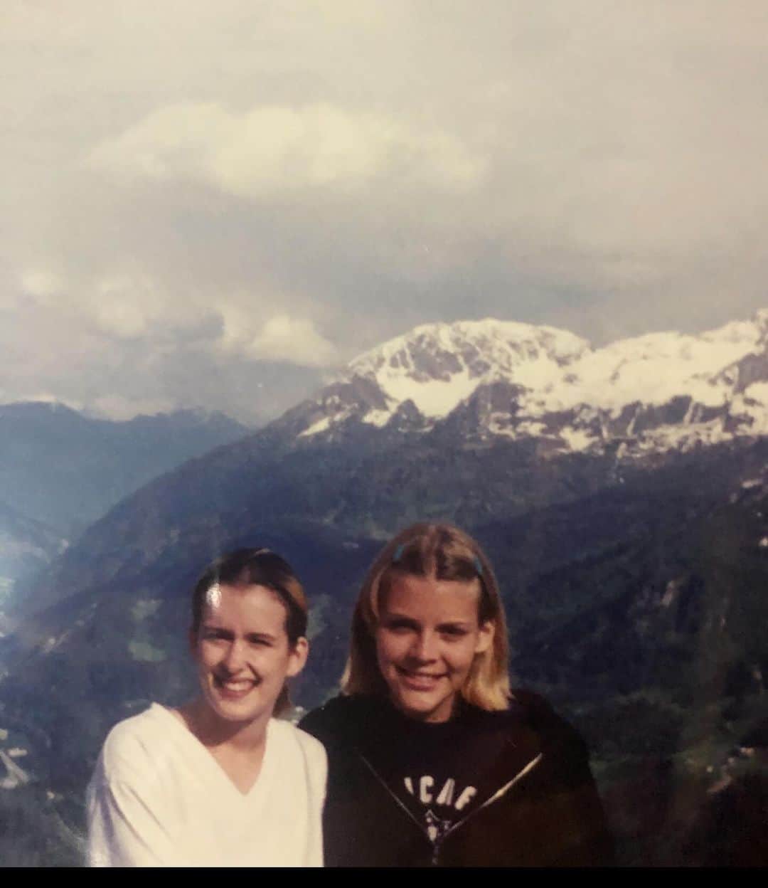 のインスタグラム：「just a few of my favorites of my friend. ❤️ 1. a mountaintop in Switzerland? on the trip i wrote about in my book. I actually think this is my favorite picture of us of all time maybe. 2. when we saw Once on broadway and cried so hard. 3. when Kate visited me when i was filming Dawsons Creek in wilmington NC and kept threatening all week to call Katie Holmes Joey when she met her😂 (she didn’t. she played it cool. but it still makes me lol) 4. she was always the most supportive friend in every way, truly. 5.  a brand new sleepy baby Birdie being held by my most beautiful and joyful kategirl❤️」