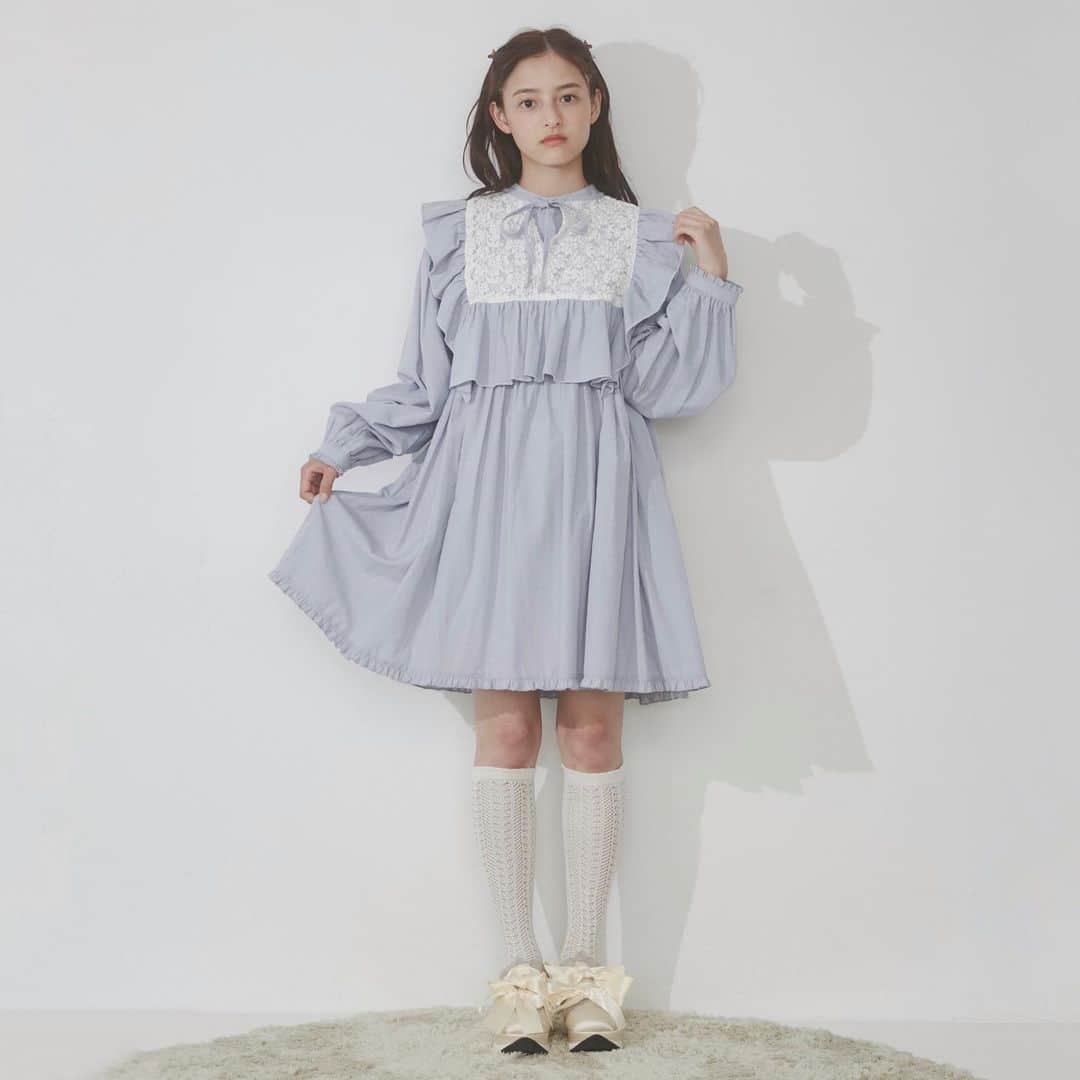 merry jennyのインスタグラム：「【 runway channel festival 】 ㅤㅤㅤㅤㅤㅤㅤㅤㅤㅤㅤㅤㅤ 本日9/26(tue) 23:59まで！ official web store RUNWAY channel にて new &pre order 10%OFFを開催中‼︎ さらに! point up×20・送料無料！  topのURLから⇨  @merryjenny_instagram  ぜひcheckして下さいね！  〇 レース2wayミニワンピース col : o.white / blue / black ¥12,100 (tax in)  レースがポイントのフリルカラーはつけ襟タイプなので 取り外しが可能です！ 　 #merryjenny #メリージェニー  #2023aw #dreamwell #winter #ガーリーコーデ #ミニワンピ #ワンピースコーデ #秋コーデ」