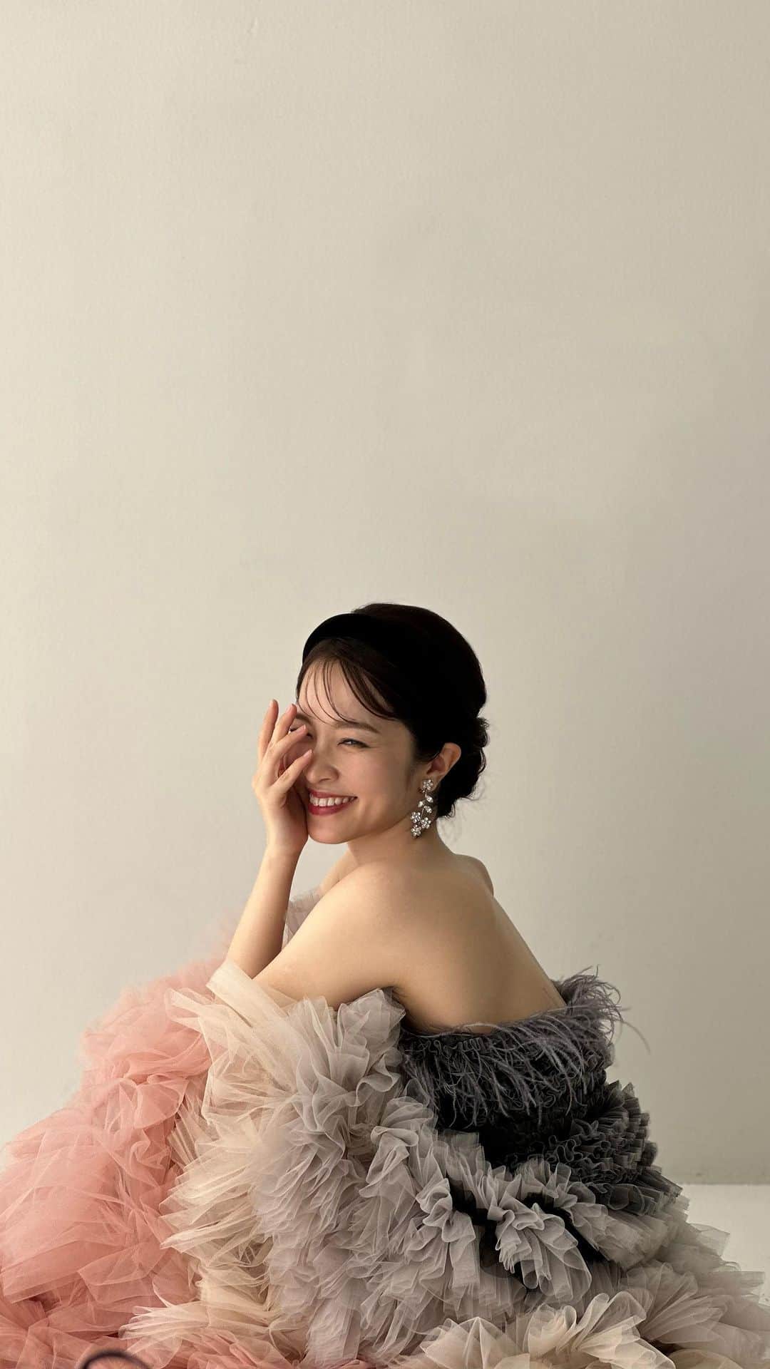 佐藤真瑚のインスタグラム：「⁡ ⁡ 心ときめくものに溢れた空間と時間でした🤍 ⁡ ✴︎ 𝑇𝐻𝐴𝑁𝐾𝑆 ✴︎ 𝑀𝑌 𝐷𝑅𝐸𝑆𝑆𝐸𝑅  @mydresser.bridal  ⁡ 【 𝐻𝑎𝑖𝑟𝑀𝑎𝑘𝑒 】 @mika.mydresser  @megumi.mydresser  ⁡ 【 𝑝ℎ𝑜𝑡𝑜𝑔𝑟𝑎𝑝ℎ𝑒𝑟 】 @fu_usan  @kaji.ep  ⁡ 【 𝑑𝑟𝑒𝑠𝑠 】 @malco.official  ⁡ 【 𝑚𝑜𝑑𝑒𝑙 】 @mako__sato」