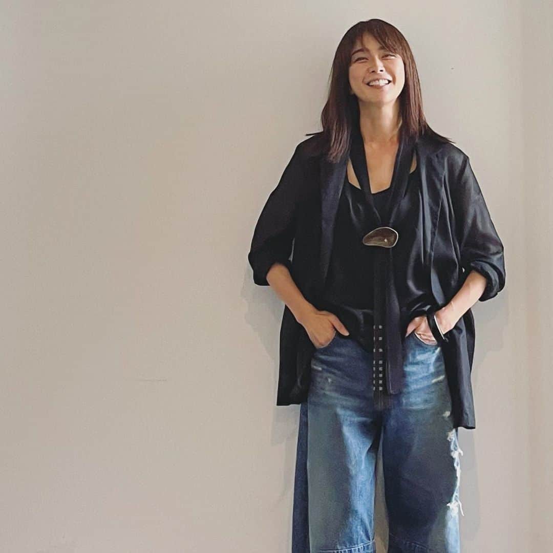 松井美緒のインスタグラム：「今日はマルシェの後片付け日。出掛け前にパチリと一枚📷  タイはニット×奄美大島の大島紬泥染で 　@mizenofficial さん タイ留めは鹿児島木工作家　寳園  純一さんの手作り。 @koshiraeru   日本には素敵なものがたくさんです🌏  #日本」