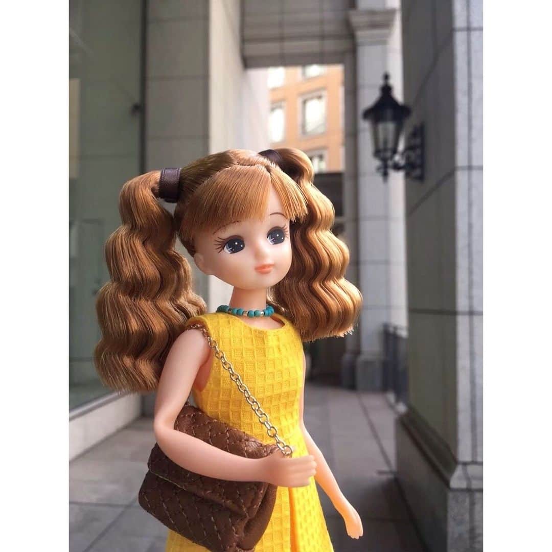 のインスタグラム：「イエローカラーのワンピとウェーブヘアスタイルで秋色ひまわりみたいでしょ？ 花言葉は「憧れ」なの♡ みんなのあこがれの人はだぁれ？  #今日のコーデ #ootd  The focus of today's outfit is a sunflower-inspired coordination♪ It means "adoration" in the language of flowers♡  #リカちゃん #fashion #ootd #hairstyle #licca #liccadoll #japanesedoll #japan #girl #instadaily #instagood #instagramjapan #instagram」