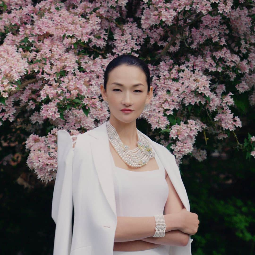 Mikimotoさんのインスタグラム写真 - (MikimotoInstagram)「“My Pearls, My Style” – adorned in MIKIMOTO, Ai Tominaga (@ai_tominaga_official) explores the epicenter of Japanese Sake in Cambridge, England. Their passion deeply resonates with the essence of our brand.  世界に誇る「日本酒」の魅力を発信し続ける英国のとある酒蔵を、ミキモトのジュエリーを纏ったモデル 冨永愛さんと巡る。特設サイト「My Pearls, My Style」にて公開中。  Link in bio.  #MIKIMOTO #ミキモト #MyPearlsMyStyle #AiTominaga #冨永愛」9月26日 12時00分 - official_mikimoto