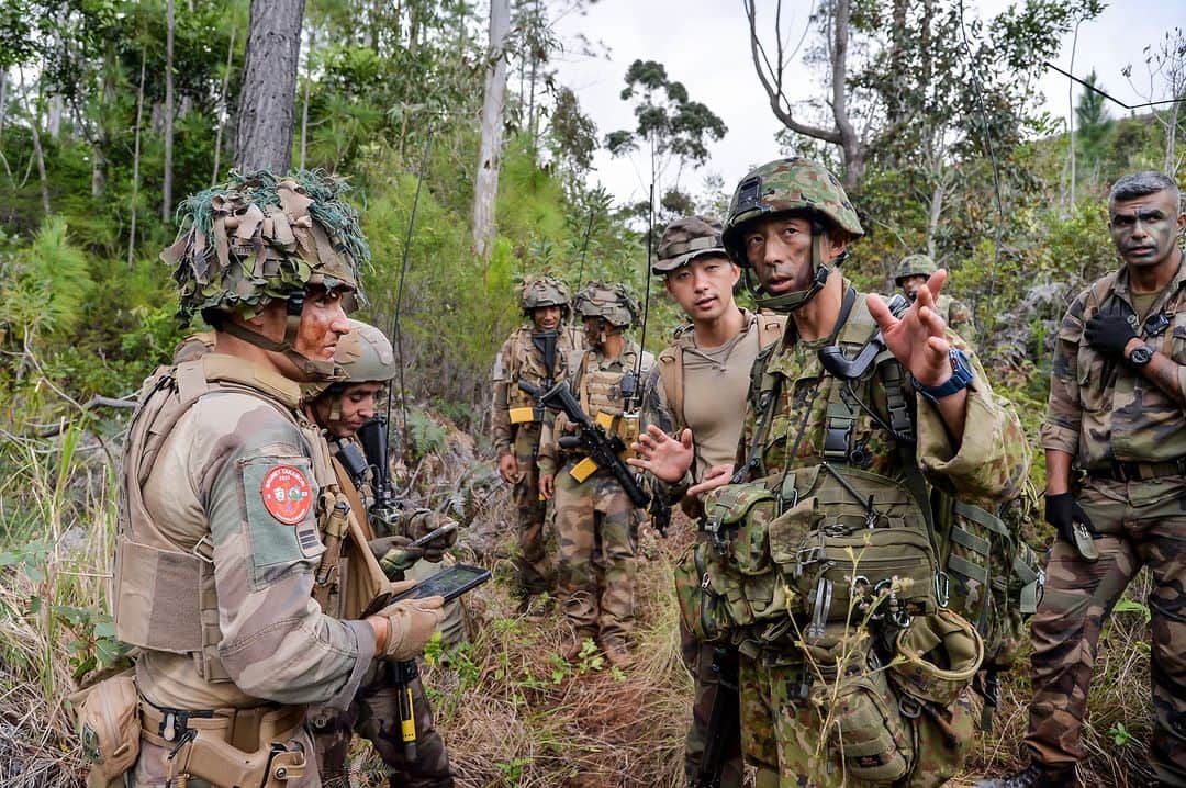 陸上自衛隊さんのインスタグラム写真 - (陸上自衛隊Instagram)「ニューカレドニアで９月１０日（日）から開始している、仏陸軍との実動訓練（ブリュネ・タカモリ２３）において、第５普通科連隊は、障害走、戦闘射撃等の機能別訓練を実施しました。 引き続き、９月２５日（月）から総合訓練を実施し、日仏共同における各級指揮官の状況判断能力及び部隊の基本的行動に係る能力の向上を図ります。🇫🇷🤝🇯🇵🤝🇳🇨  The 5th Infantry Regiment conducted the functional training including obstacle course run and combat shooting in the field training exercise with the French Army “Brunet-Takamori 23” that started from Sunday, September 10, to Friday, September 29, 2023, in New Caledonia.  We will conduct the comprehensive training from Monday, Sep. 25, and will further improve commander’s decision-making abilities at every echelon and collective capabilities to conduct fundamental actions.🇫🇷🤝🇯🇵🤝🇳🇨  Le 5e régiment d'infanterie a effectué en Nouvelle-Calédonie un entraînement fonctionnel commun avec l’Armée française comprenant un parcours d'obstacles et des tirs de combat dans le cadre de l'exercice de terrain "Brunet-Takamori 23" qui a débuté dimanche 10 septembre et durera jusqu’au vendredi 29 septembre 2023.  Les Forces terrestres conduiront un exercice global à partir du lundi 25 septembre, améliorant encore les capacités de prise de décision des commandants à tous les échelons et les capacités collectives à mener les manœuvres essentielles.🇫🇷🤝🇯🇵🤝🇳🇨」9月26日 12時00分 - jgsdf_pr