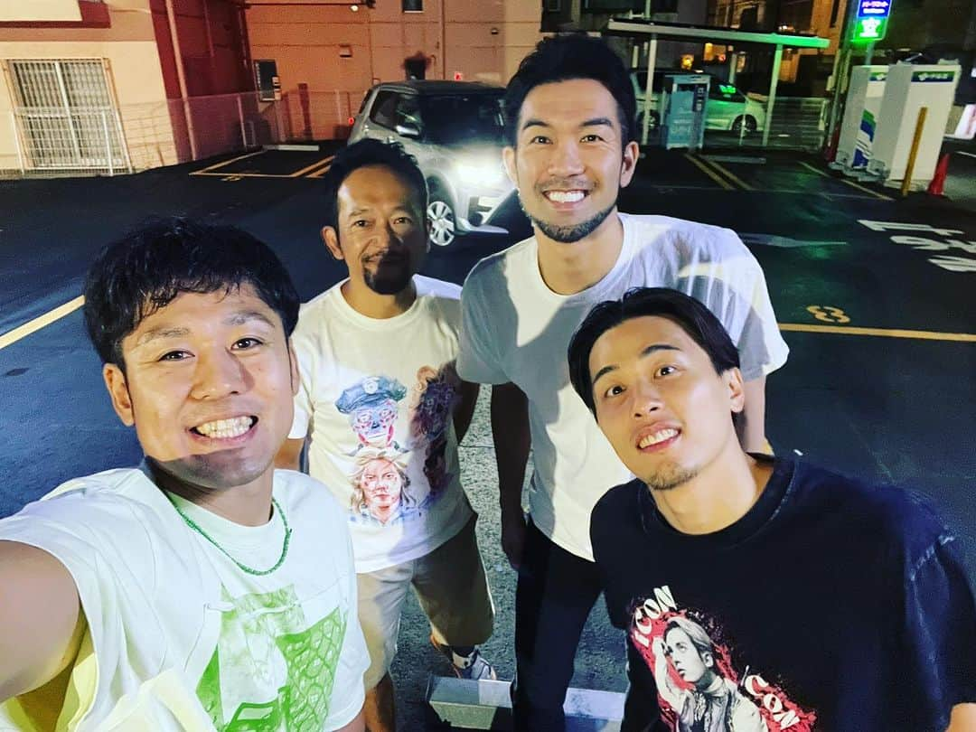 大宮宏正さんのインスタグラム写真 - (大宮宏正Instagram)「引退お疲れ様しゃぶしゃぶ会していただきました。 今シーズンも応援しています。 怪我せずがんばって😊  @yukitogashi  @shige5taguchi  #bleague  #かもしださん #やっぱり画面小さいな #ご馳走様でした #田口膝小指 #ゴルフいつ？ #ありがとう #千葉ジェッツ  #秋田ノーザンハピネッツ  #考えるバスケット教室  #omisbasketballshcool」9月26日 11時55分 - mahamahi8