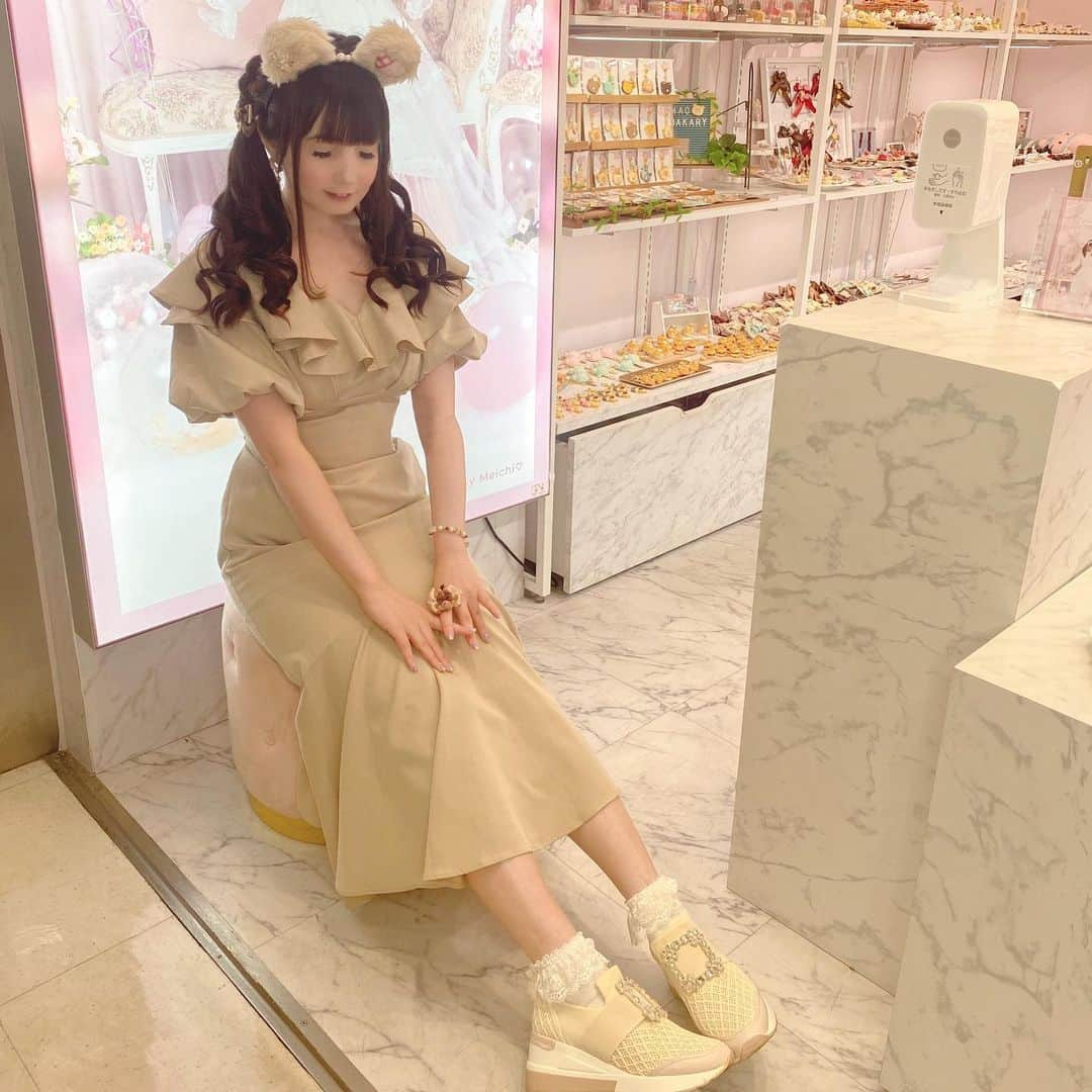 伊藤芽衣さんのインスタグラム写真 - (伊藤芽衣Instagram)「ただいま Kawaii☆Starsでは、 秋のくま🧸さん会期中！ ⁡ 会期初日は めいちも くま意識コーデにしました♡ ⁡ ROYAL PARTYさんの @royalparty_official  ⁡ シルエットが とにかくきれいな 大人めワンピース♡ ⁡ #ロイヤルパーティー #loyalparty」9月26日 12時07分 - itoumei