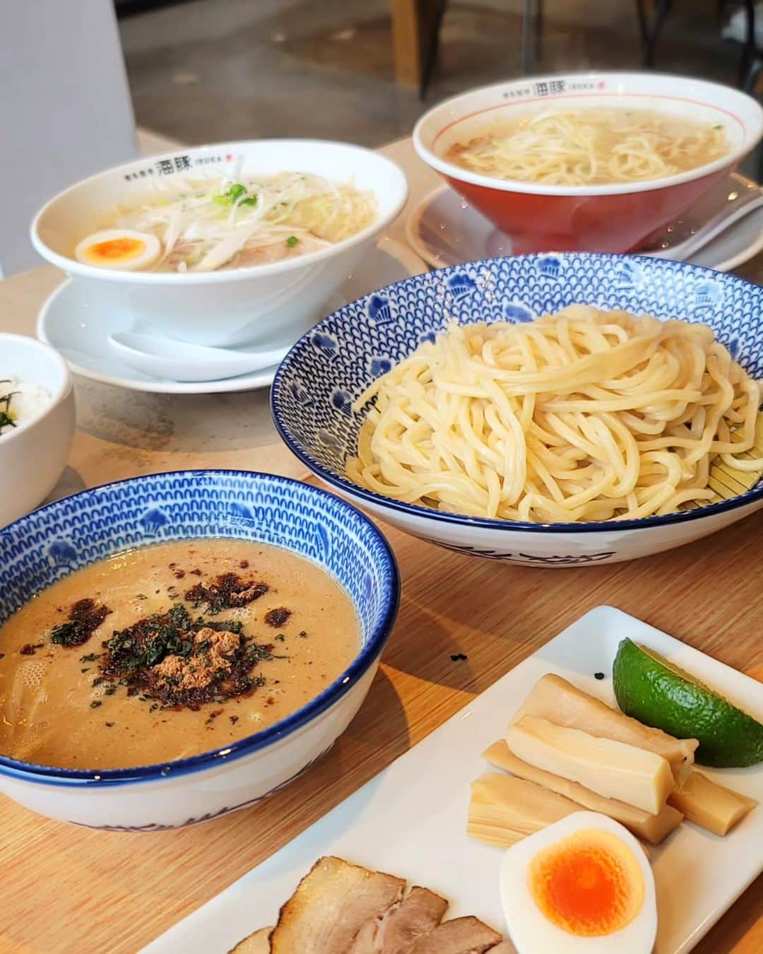 石関友梨さんのインスタグラム写真 - (石関友梨Instagram)「新OPEN！輝くIRUKAラーメン✨美味しかった〜😋💓⁡ ⁡⁡ ⁡北高崎駅から徒歩2分Seriaさん隣、そうあの店舗です！美味しいラーメン店がOPENしました💐⁡ ⁡⁡⁡ 店内もお洒落でかつシンプルで綺麗⁡⁡ ⁡しかも通し営業って言うのも嬉しいね♥ ⁡ ⁡博多豚骨・魚介豚骨⁡ ⁡海と豚ってことで海豚(イルカ)⁡ ⁡⁡ 濃厚なのにすっきりとしていて⁡ ⁡豚骨臭さもなくただ旨み旨み旨み〜！⁡⁡ ⁡⁡ 近年マツコの部屋でも取り上げられてたように群馬のラーメンのレベルが高すぎて⁡感動しっぱなしです✨ ⁡⁡ ⁡是非食べに行ってみてね！⁡⁡ ⁡ ⁡⁡⁡ ⁡【博多豚骨 海豚 IRUKA】@iruka_takasaki ⁡群馬県高崎市飯塚町 742-1⁡ ⁡営業時間 11:00-21:00 ⁡ ⁡定休日  水曜⁡  駐車場有り ⁡⁡ ⁡ #IRUKA #博多豚骨ラーメン #北高崎駅 #高崎グルメ #高崎ラーメン #群馬ラーメン #群馬グルメ #イルカ  #海豚 ⁡」9月26日 12時00分 - yurimorico