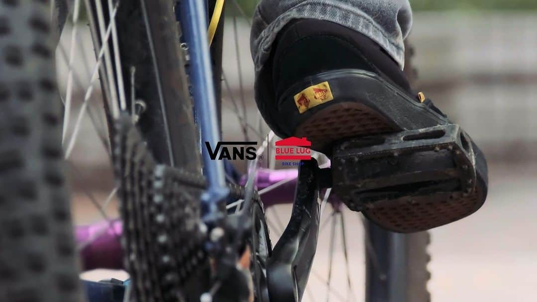 ヴァンズのインスタグラム：「VANS x BLUE LUG BIKE SHOPのコラボレーションを祝したムービーを公開。彼らの想いが詰まったコレクションをぜひ手にとってほしい。  発売日となる9月30日(土)と10月1日(日)の2日間には、BLUE LUGオリジナルの限定カラー・トライアングルリフレクターがもらえるイベントを開催。 詳しくは、www.vans.co.jpをチェック。  @bluelug @bluelug_yoyogipark」