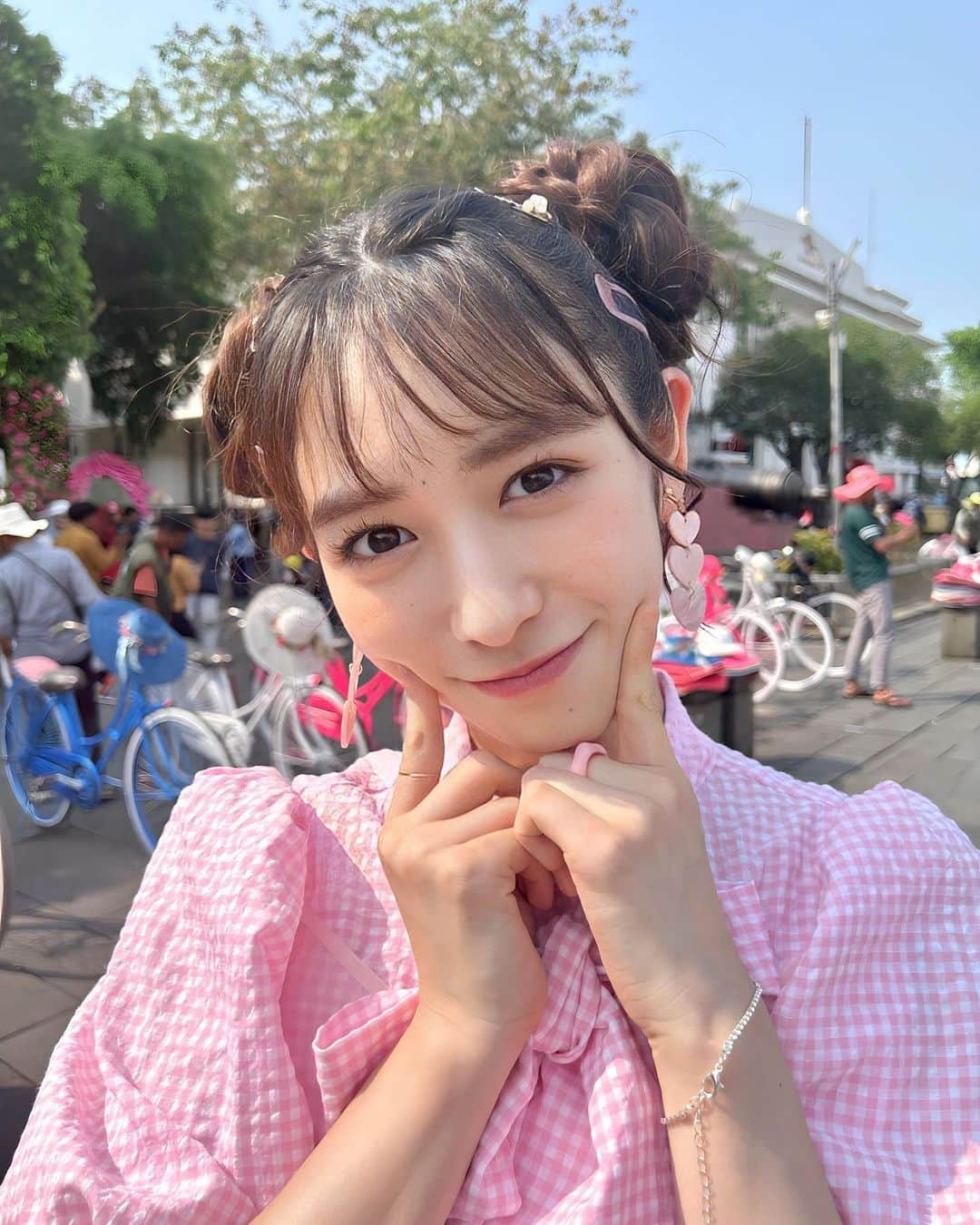 小泉遥香さんのインスタグラム写真 - (小泉遥香Instagram)「￤𝓲𝓷𝓭𝓸𝓷𝓮𝓼𝓲𝓪...🇮🇩🩷  ｢かわいいメモリアル｣💭🦄✨  MV、観て頂けましたか？(っ ॑꒳ ॑c)  MVはなんとインドネシアで撮影しました(*^^*)  超とき宣初の海外！ 新鮮な経験が沢山できて幸✨でした🥰  ぜひ、何度でもご覧下さい😌🫶  #かわいいメモリアル #新曲#衣装 #お団子 #おだんごヘア #お団子ヘア #ヘアアレンジ #インドネシア#アイドル #mv#idol#Indonesia#kawaii #newsong#costume#music」9月26日 12時04分 - haruka_koizumi_official