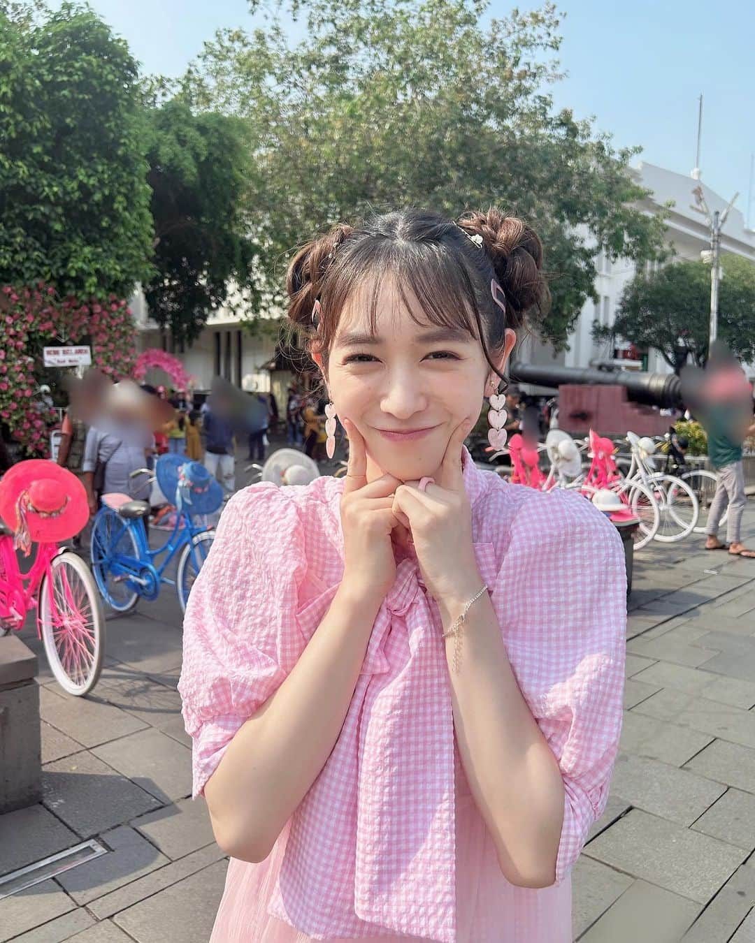 小泉遥香さんのインスタグラム写真 - (小泉遥香Instagram)「￤𝓲𝓷𝓭𝓸𝓷𝓮𝓼𝓲𝓪...🇮🇩🩷  ｢かわいいメモリアル｣💭🦄✨  MV、観て頂けましたか？(っ ॑꒳ ॑c)  MVはなんとインドネシアで撮影しました(*^^*)  超とき宣初の海外！ 新鮮な経験が沢山できて幸✨でした🥰  ぜひ、何度でもご覧下さい😌🫶  #かわいいメモリアル #新曲#衣装 #お団子 #おだんごヘア #お団子ヘア #ヘアアレンジ #インドネシア#アイドル #mv#idol#Indonesia#kawaii #newsong#costume#music」9月26日 12時04分 - haruka_koizumi_official