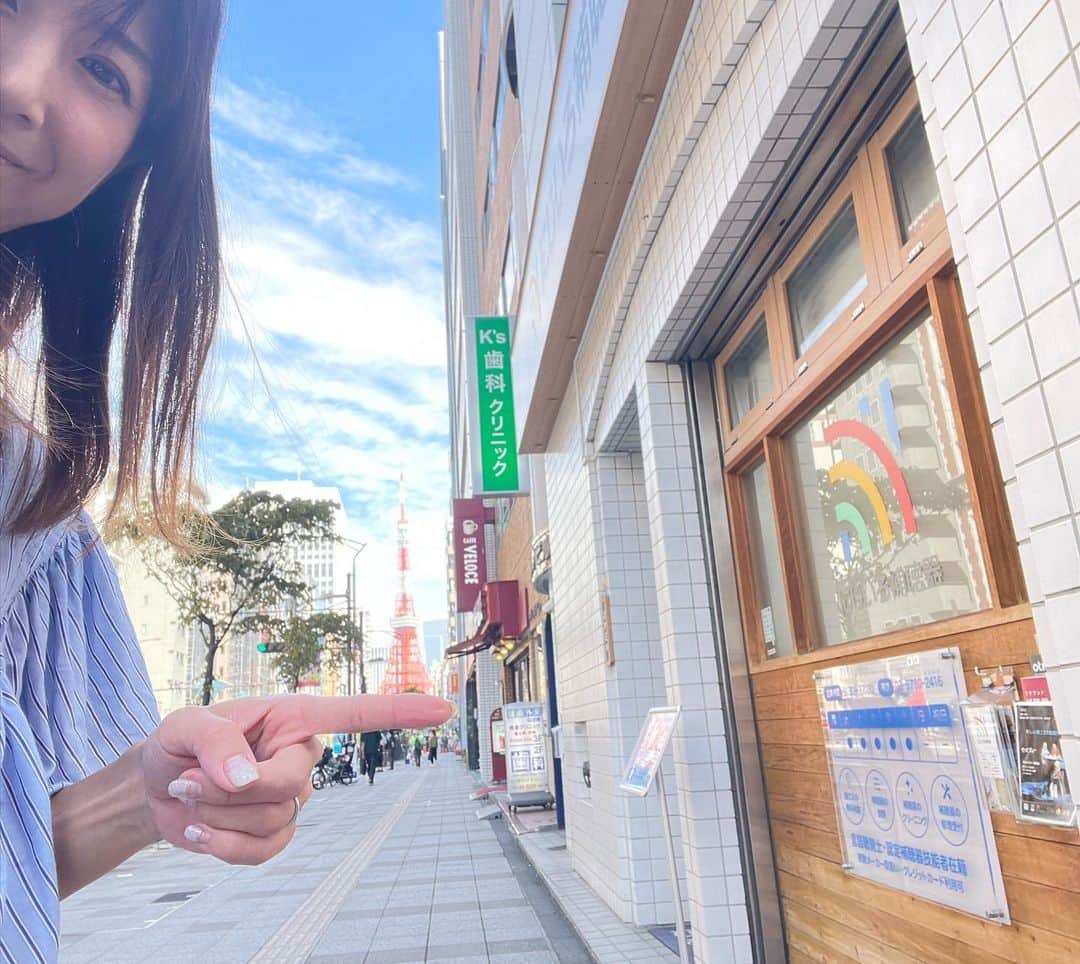 のインスタグラム：「指に乗っけてみた🗼😁  さて、今日は思ったより日本海側で早くから雨が降り出してますね。 関東北部東北南部にもその雨雲が流れてきてるので、東京など関東南部もこの青空は昼過ぎまでで3時頃西からパラパラっと降るかも。洗濯物🧺一応気をつけておいて下さい⚠️  東京29℃ 仙台27℃ 札幌24℃ 名古屋30℃ 大阪福岡31℃ 那覇32℃  #ネモ天 #天気予報 #気象予報士 #東京タワー」